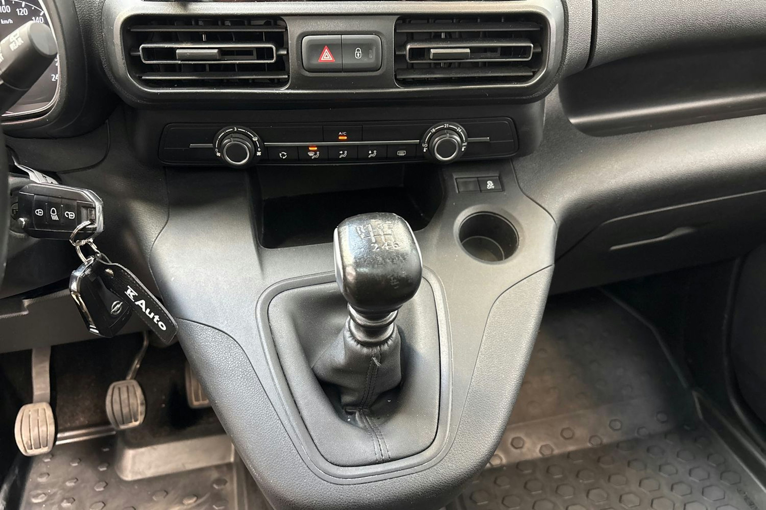 harmaa Opel Combo 2019 kuva 26.