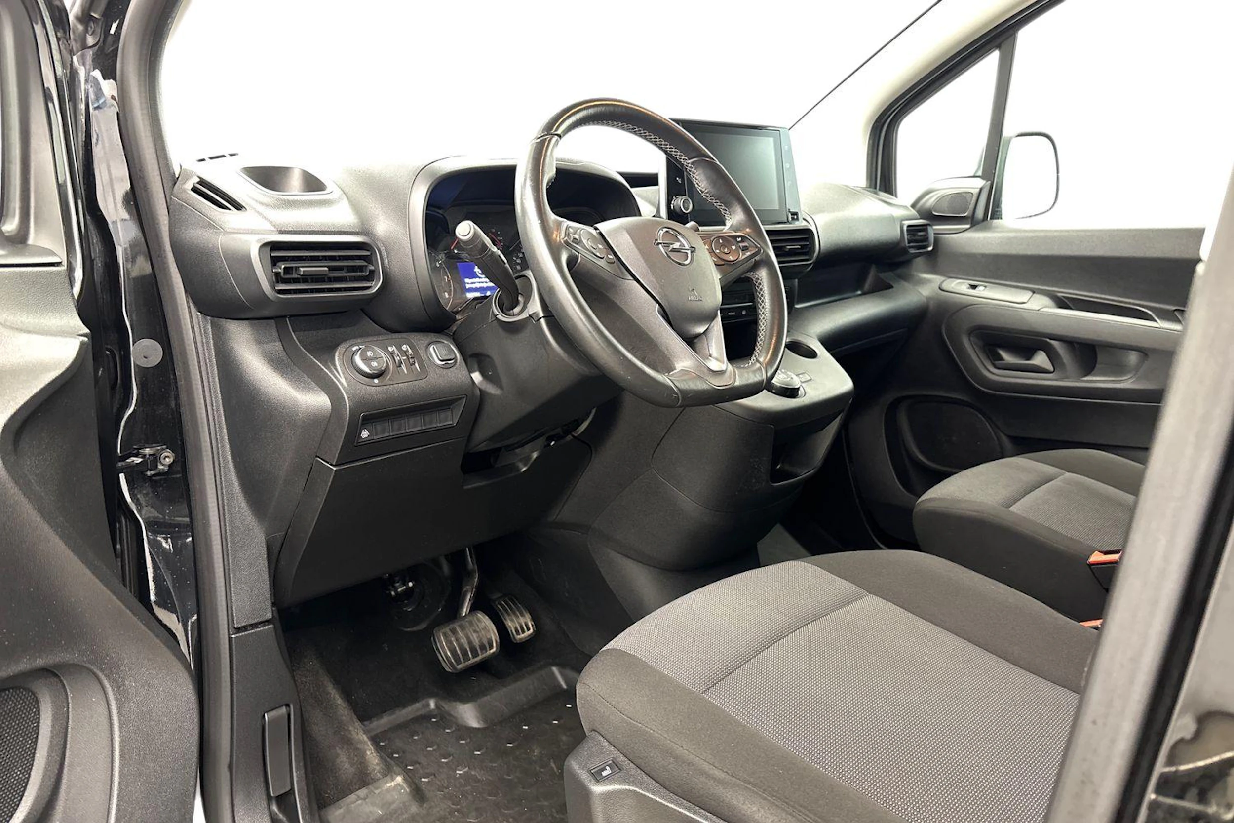 musta Opel Combo 2020 kuva 8.