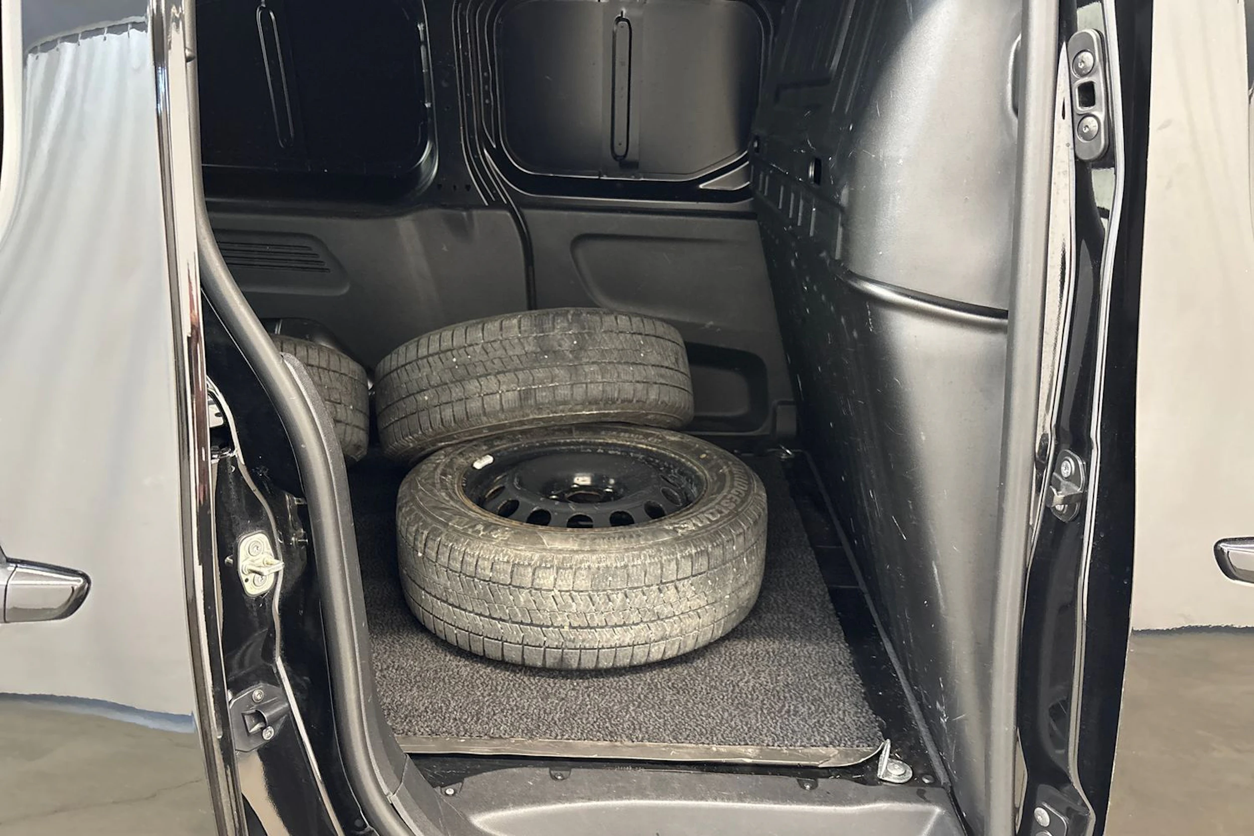 musta Opel Combo 2020 kuva 16.