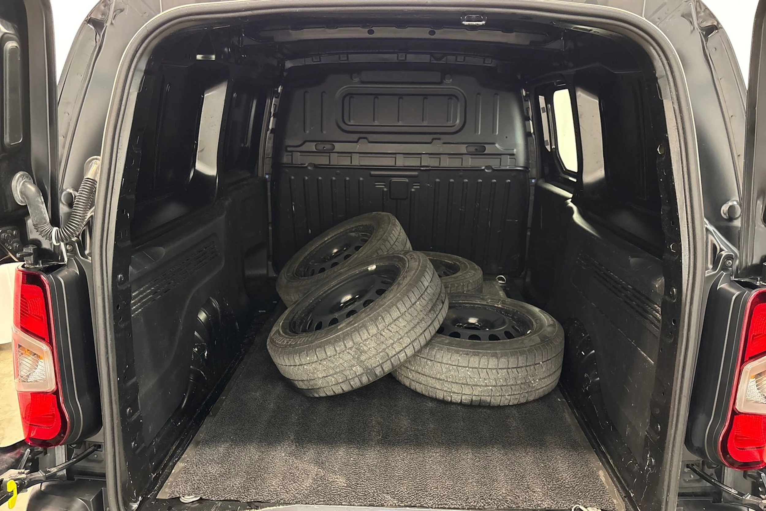 musta Opel Combo 2020 kuva 17.