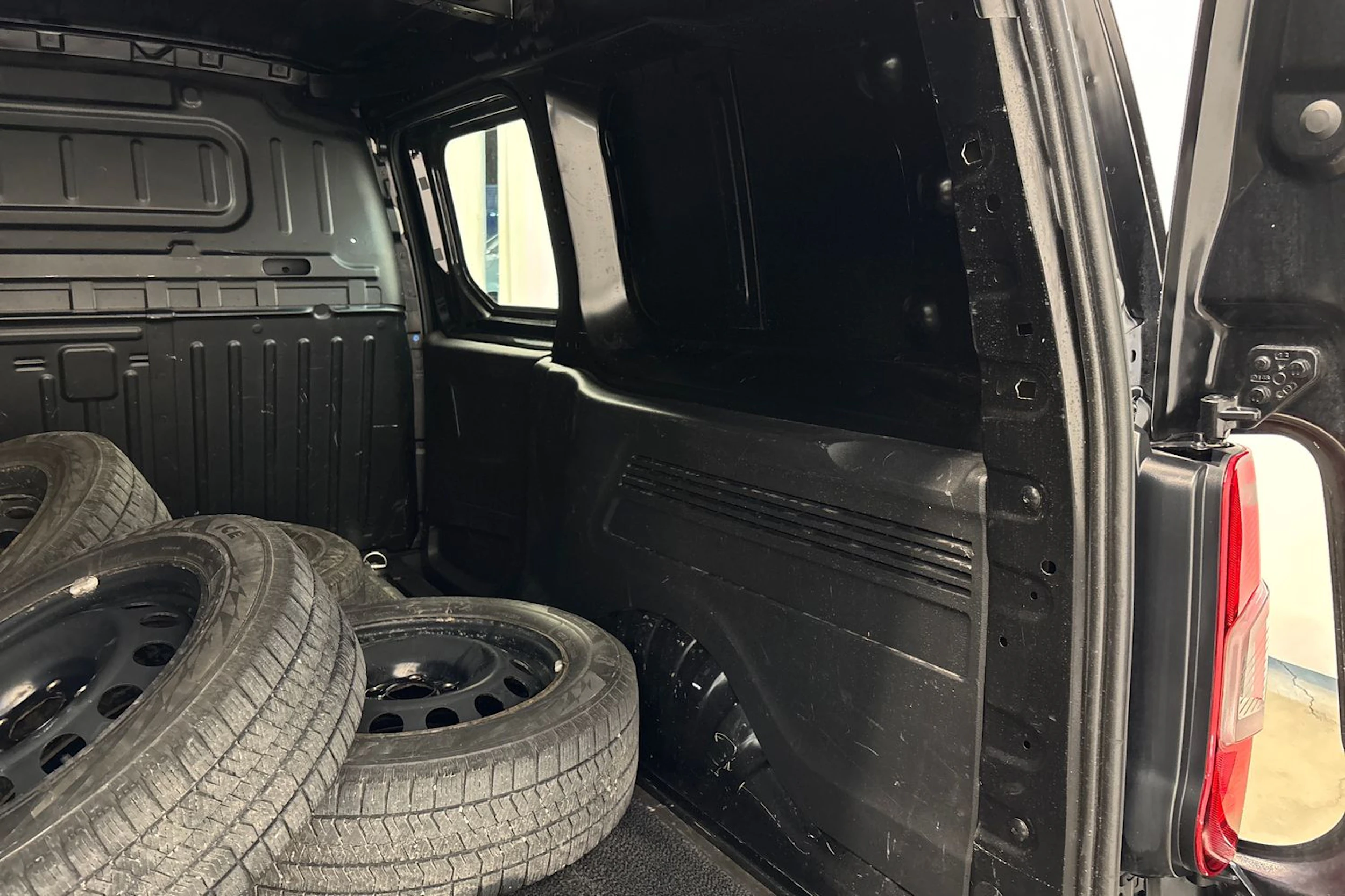 musta Opel Combo 2020 kuva 19.