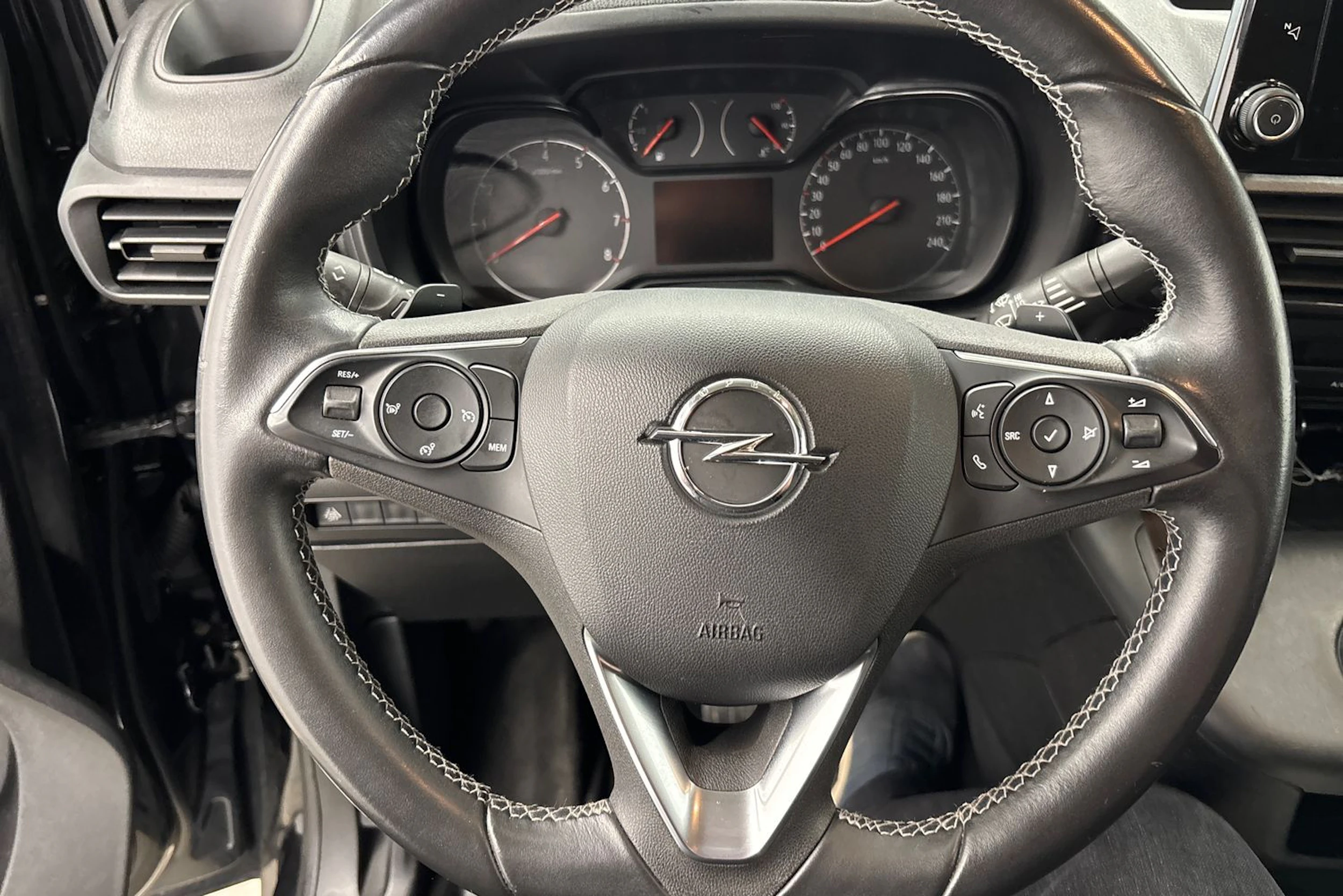 musta Opel Combo 2020 kuva 22.