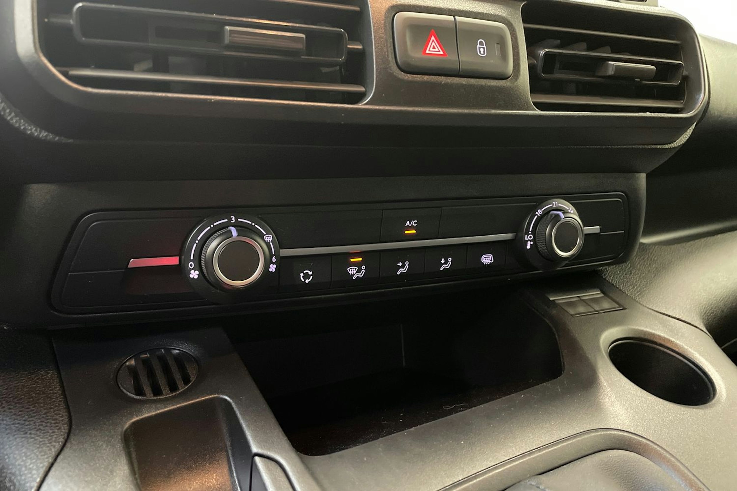 valkoinen Opel Combo 2021 kuva 16.