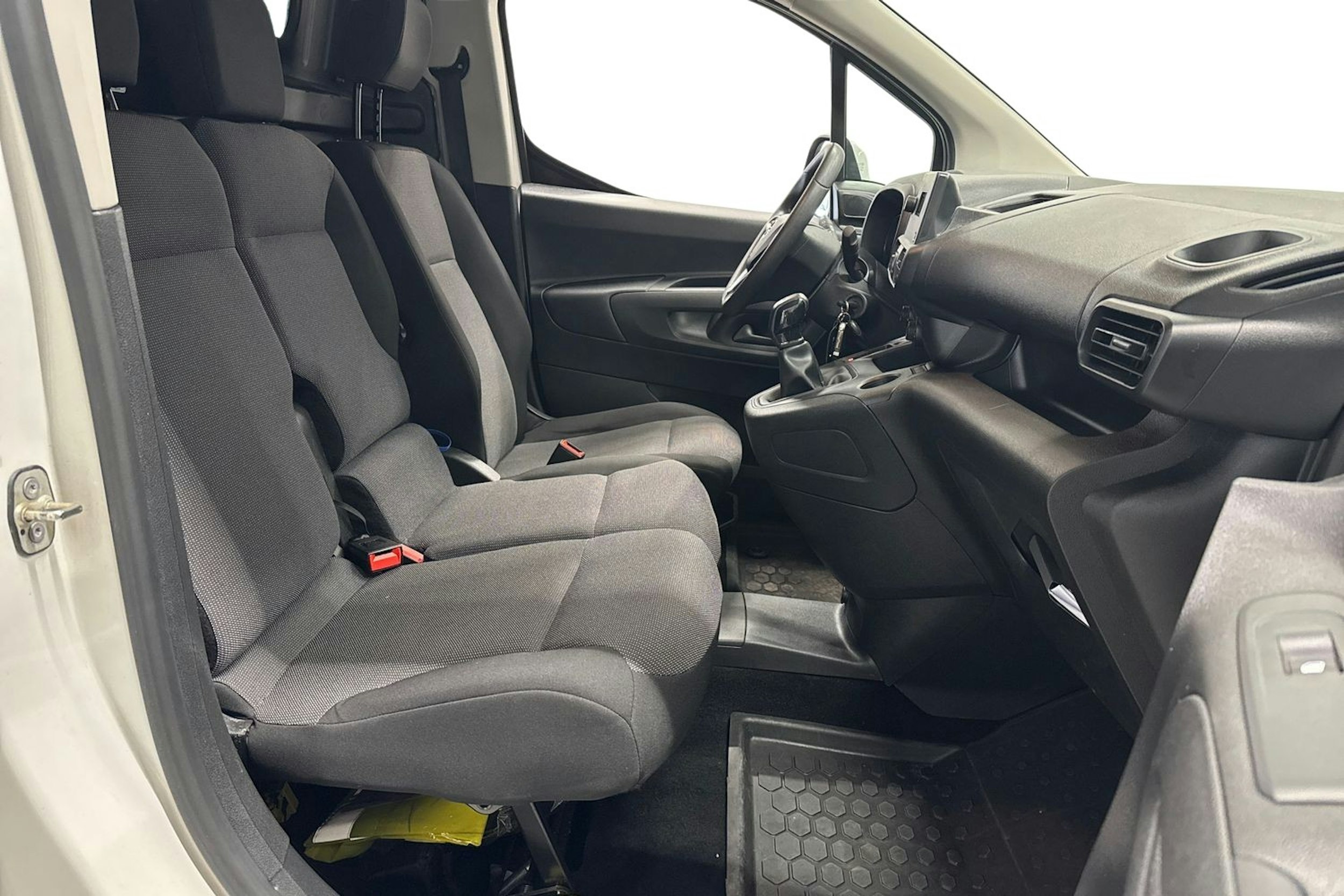 valkoinen Opel Combo 2022 kuva 10.