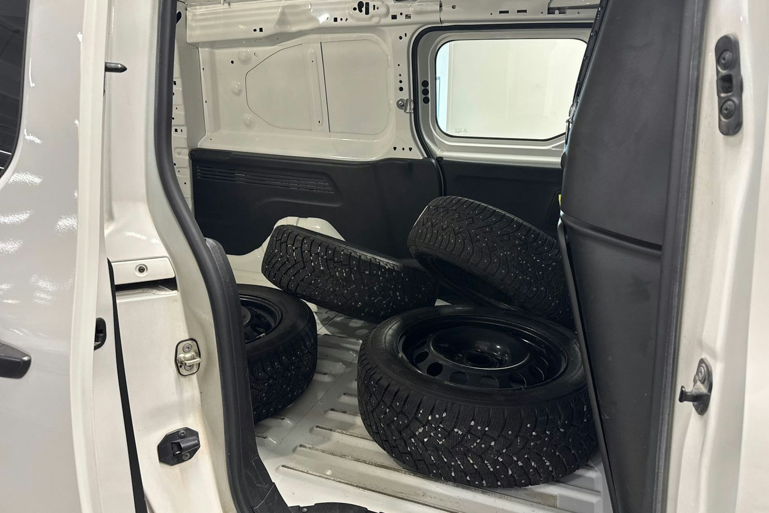valkoinen Opel Combo 2022 kuva 13.
