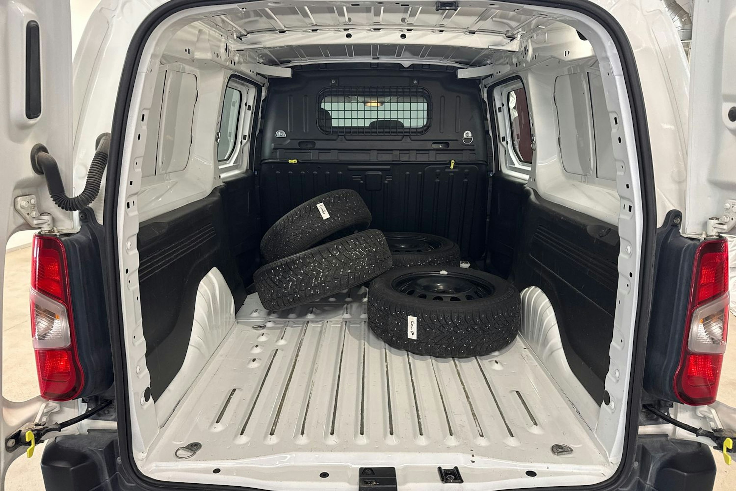 valkoinen Opel Combo 2022 kuva 14.