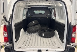 valkoinen Opel Combo 2022 kuva 14.