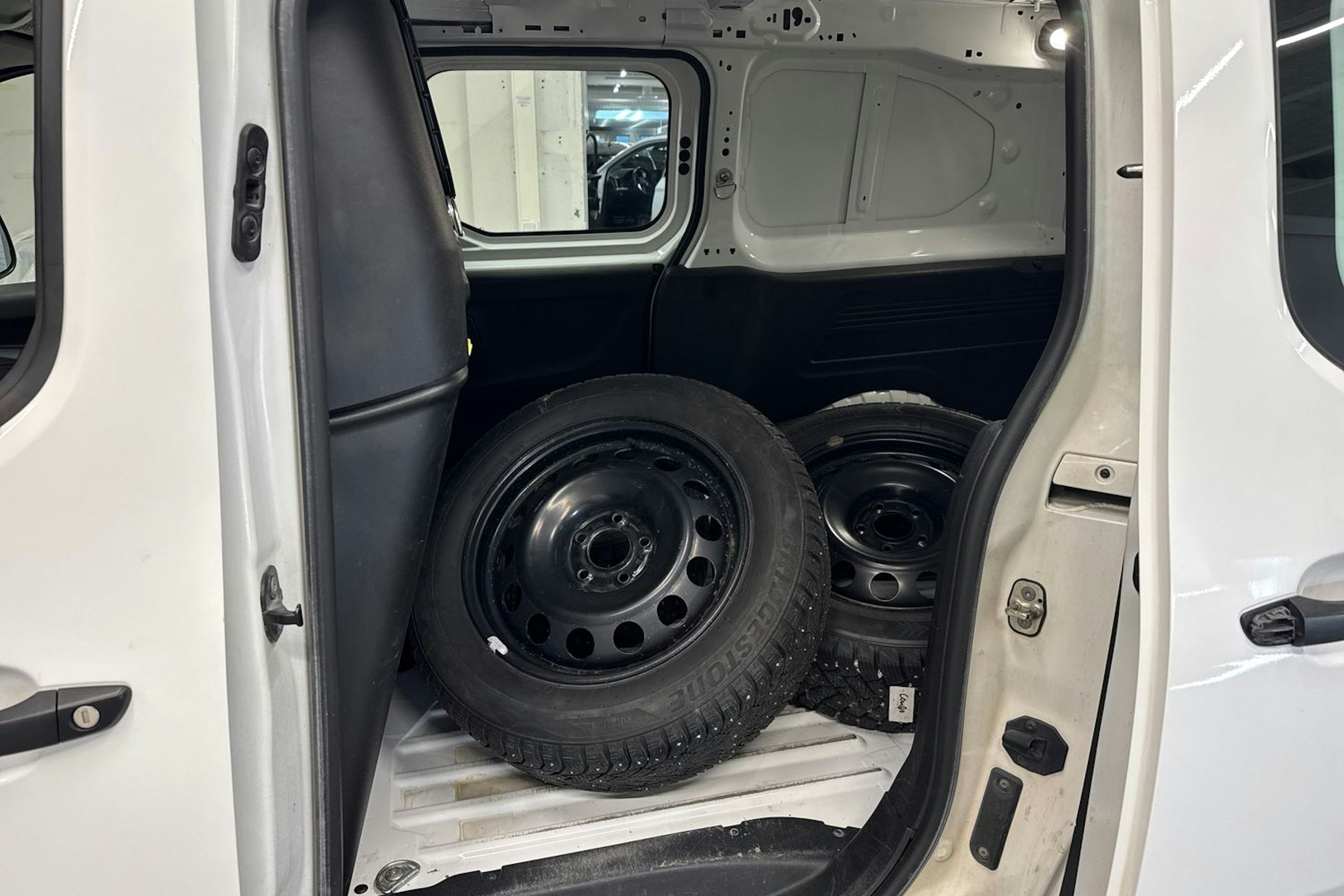 valkoinen Opel Combo 2022 kuva 15.