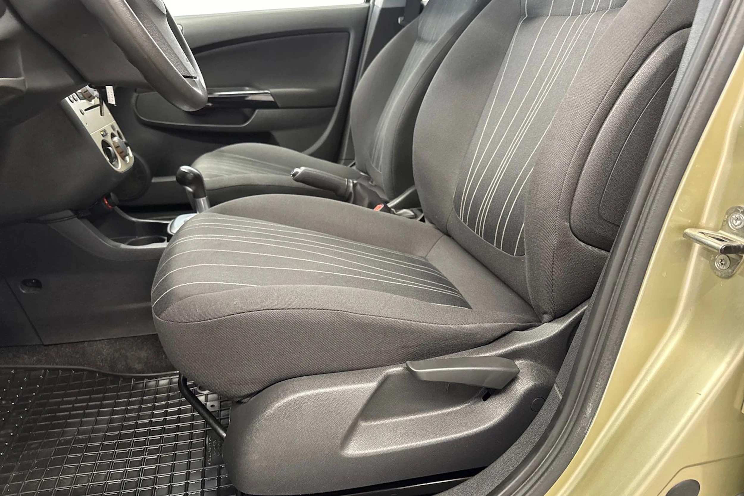 ruskea (beige) Opel Corsa 2007 kuva 14.