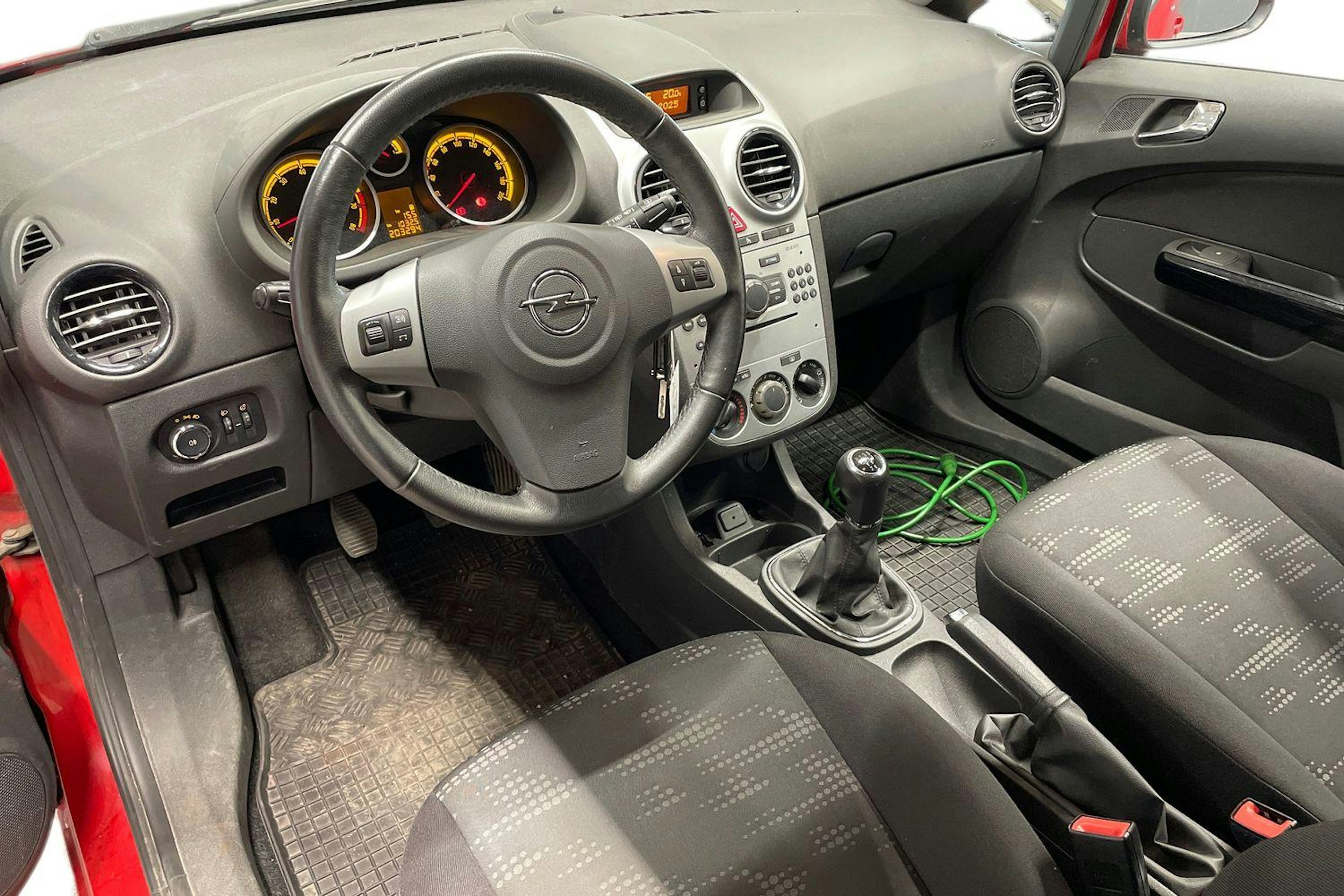 Punainen Opel CORSA 2011 kuva 7.