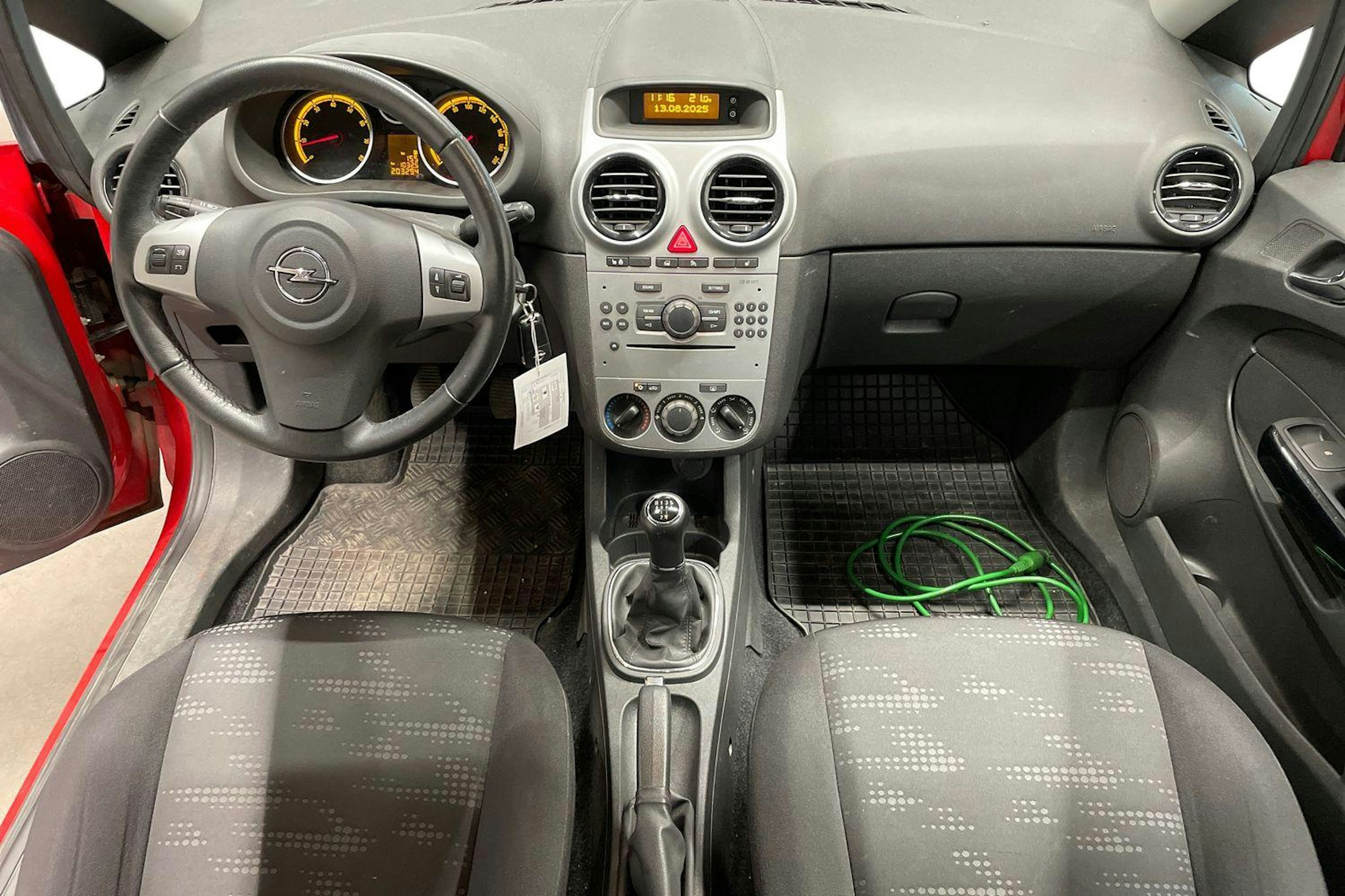 Punainen Opel CORSA 2011 kuva 9.