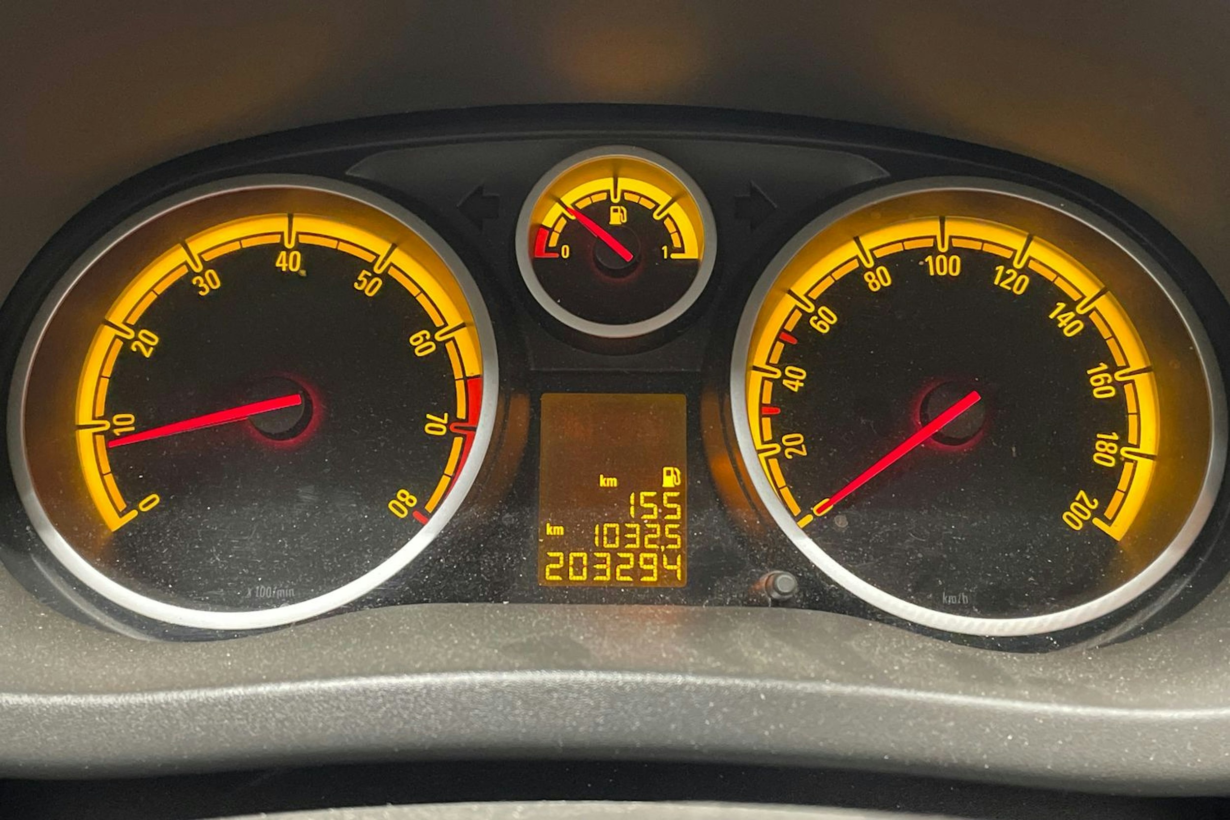 Punainen Opel CORSA 2011 kuva 15.