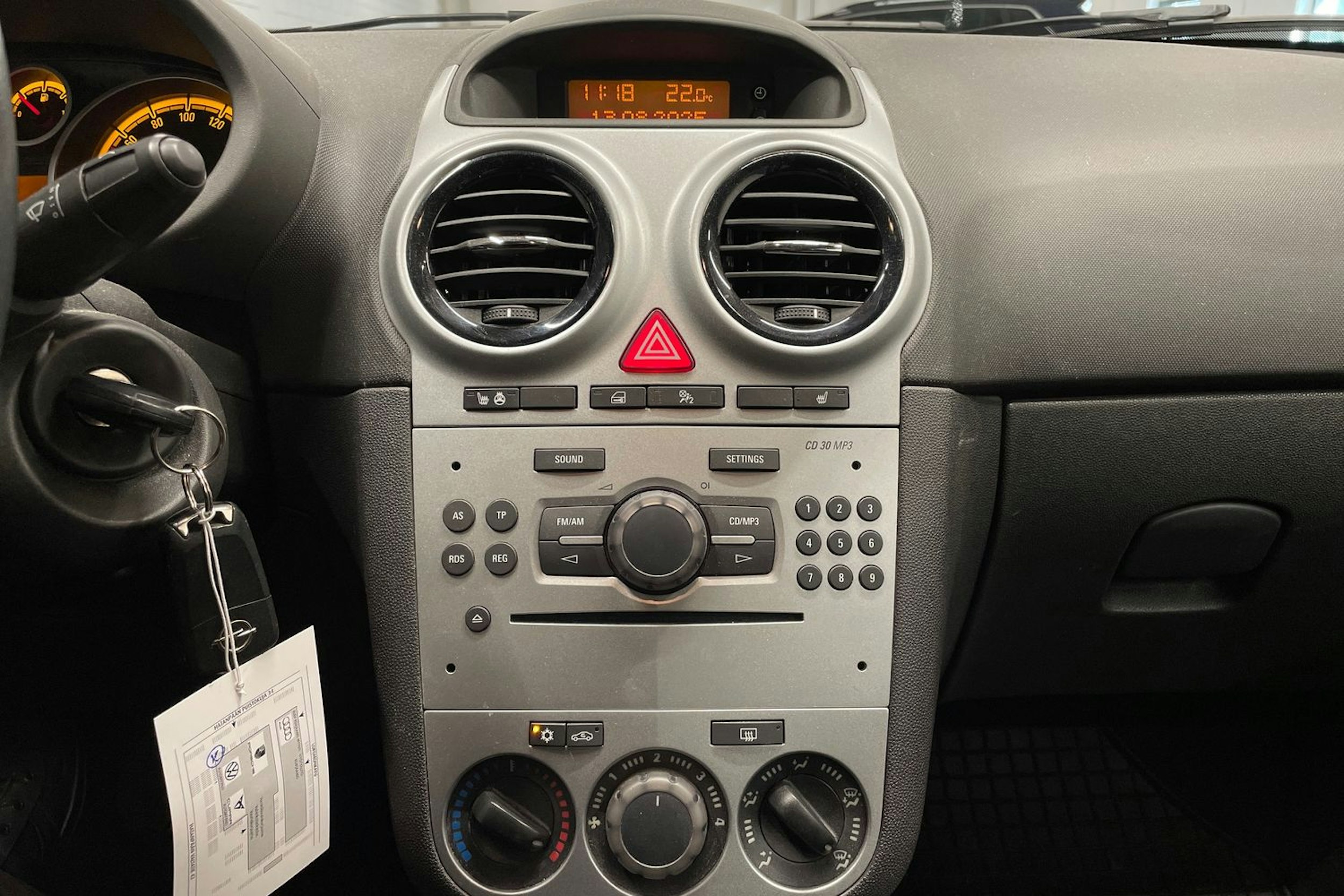 Punainen Opel CORSA 2011 kuva 16.