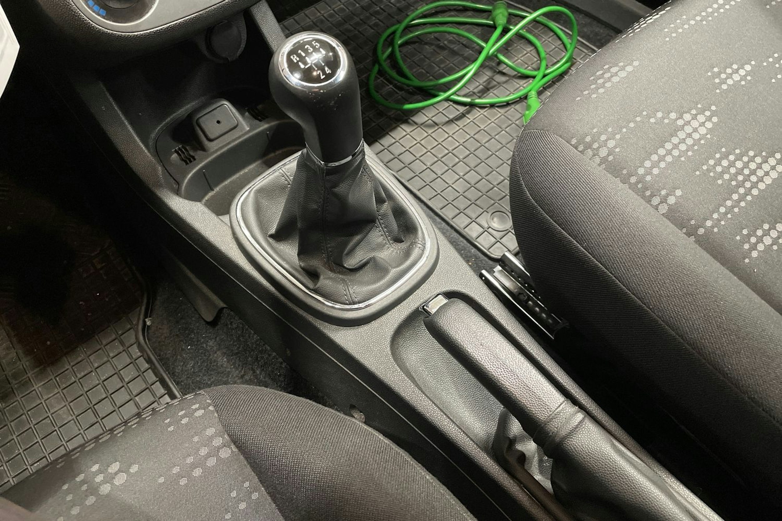 Punainen Opel CORSA 2011 kuva 17.