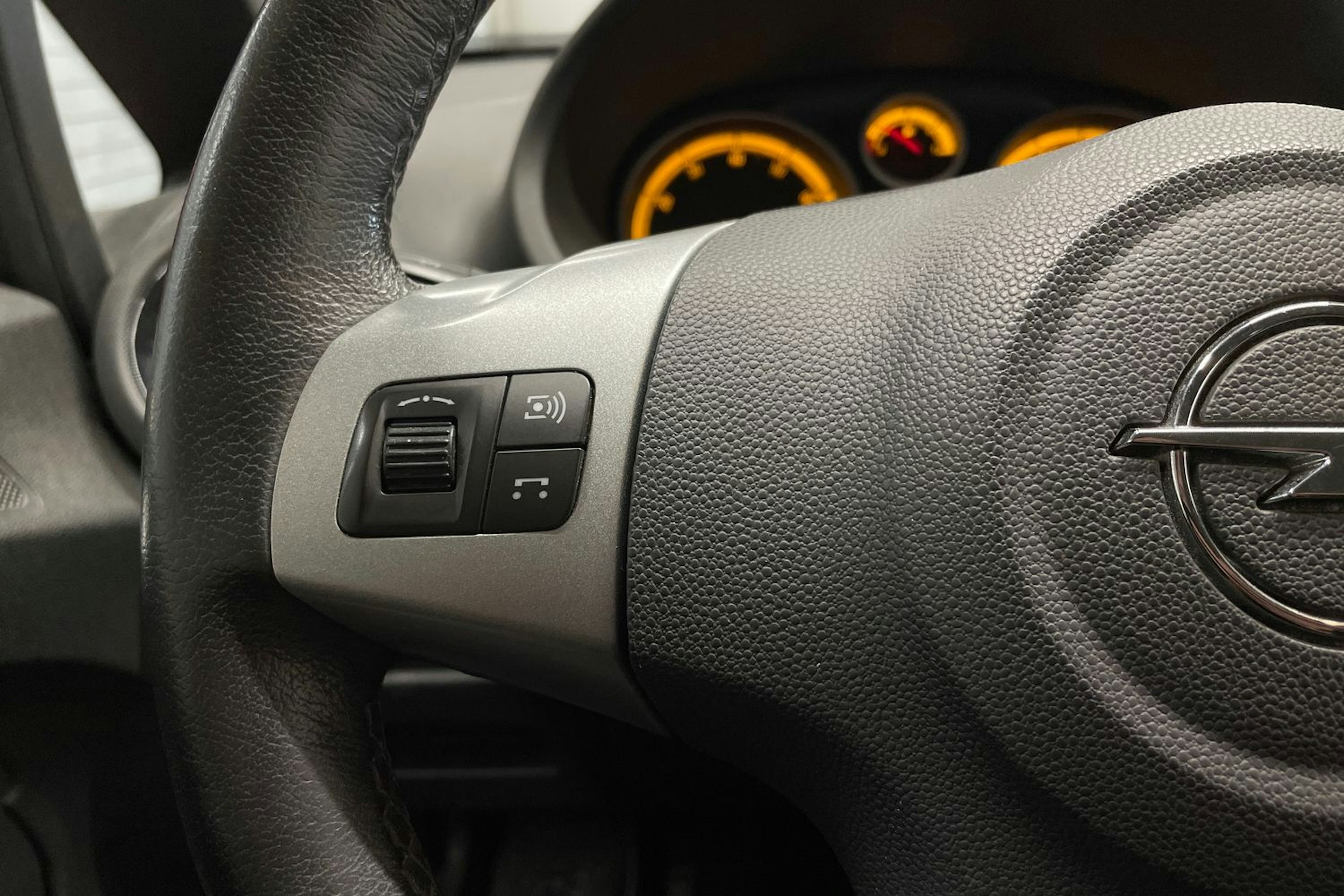 Punainen Opel CORSA 2011 kuva 19.
