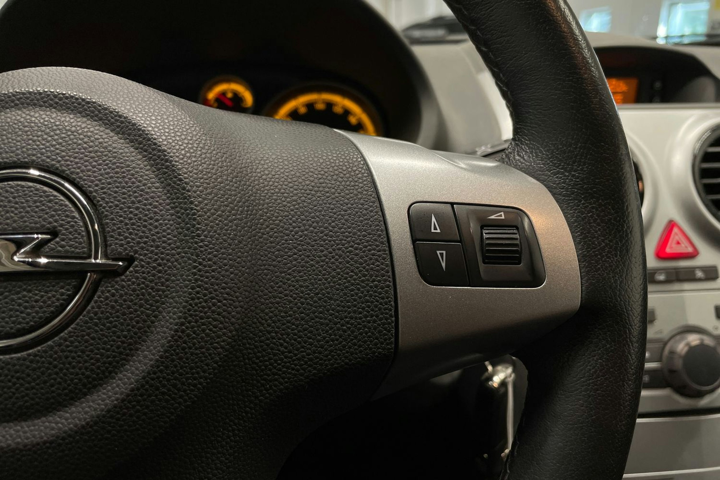 Punainen Opel CORSA 2011 kuva 20.