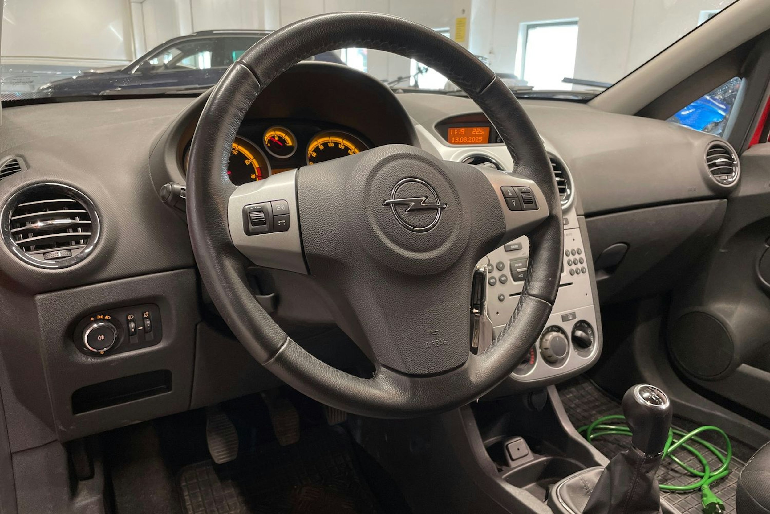Punainen Opel CORSA 2011 kuva 21.