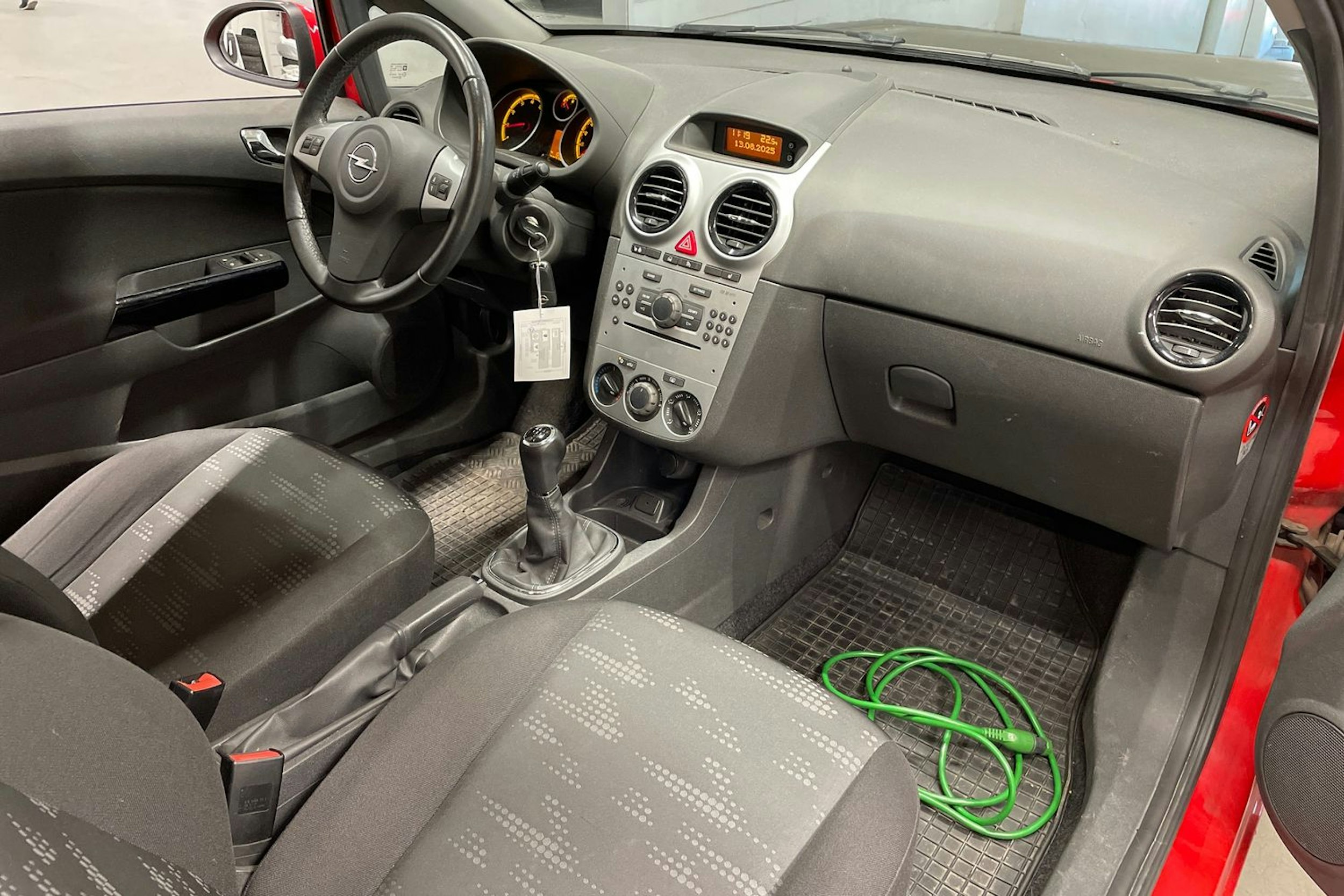 Punainen Opel CORSA 2011 kuva 23.