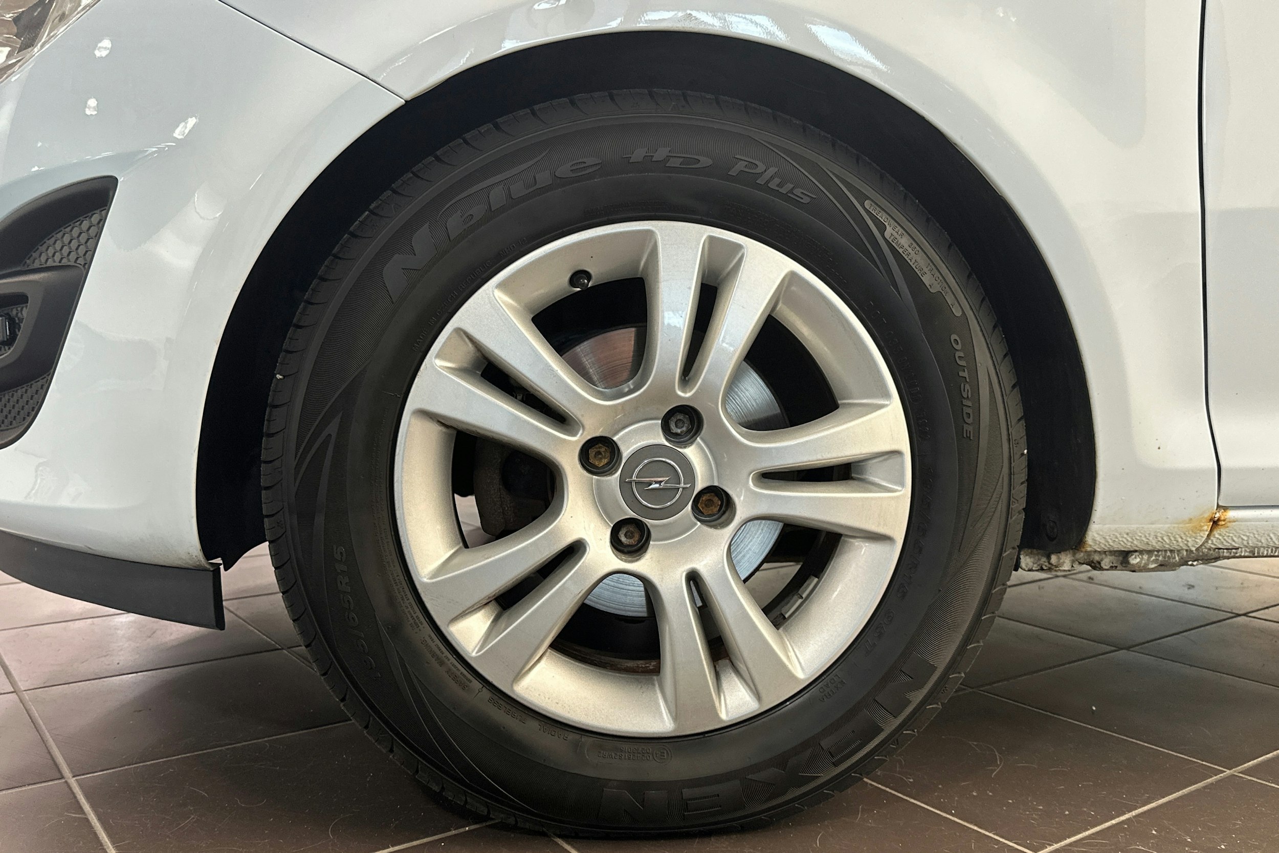 valkoinen Opel Corsa 2012 kuva 11.