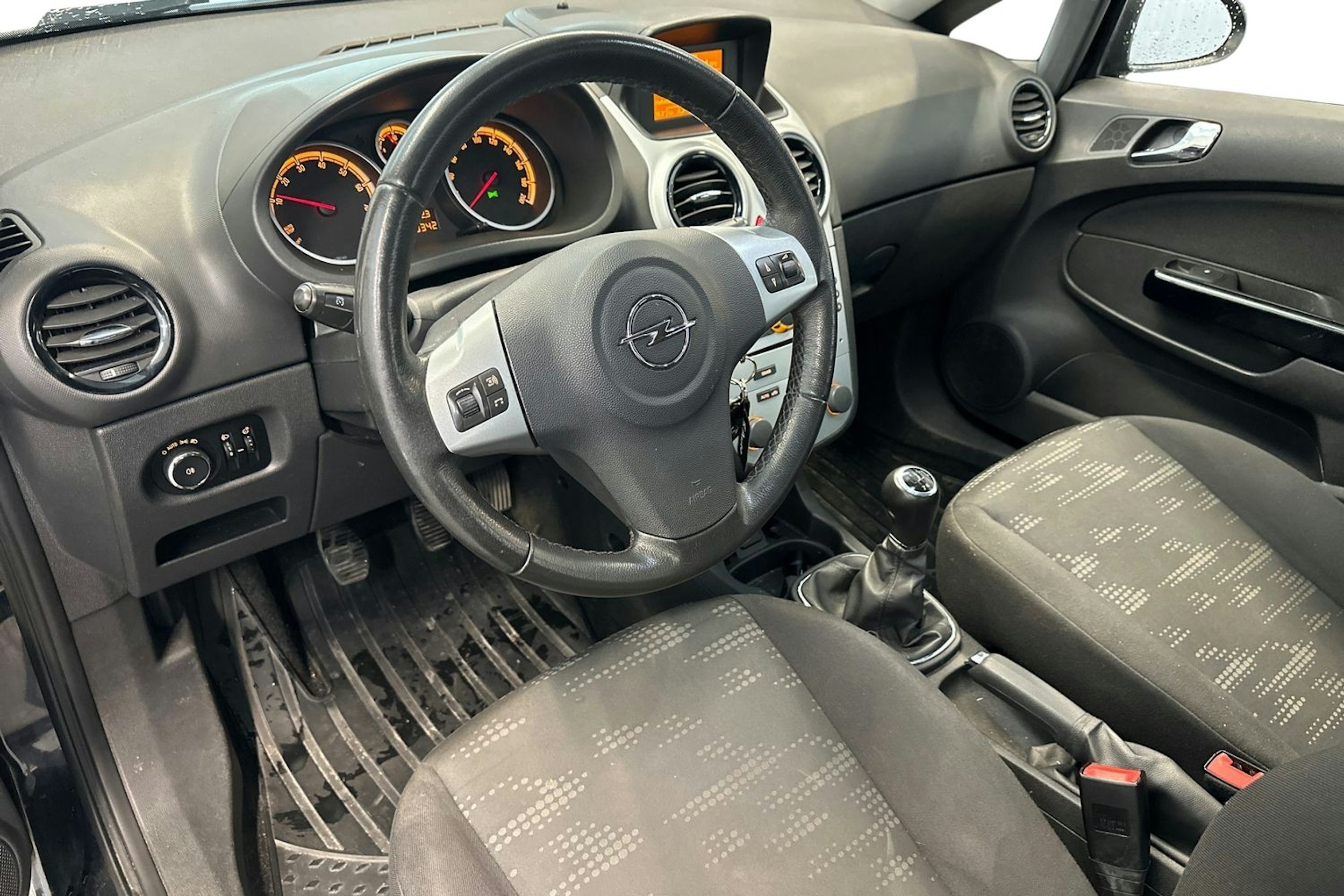 musta Opel Corsa 2012 kuva 3.