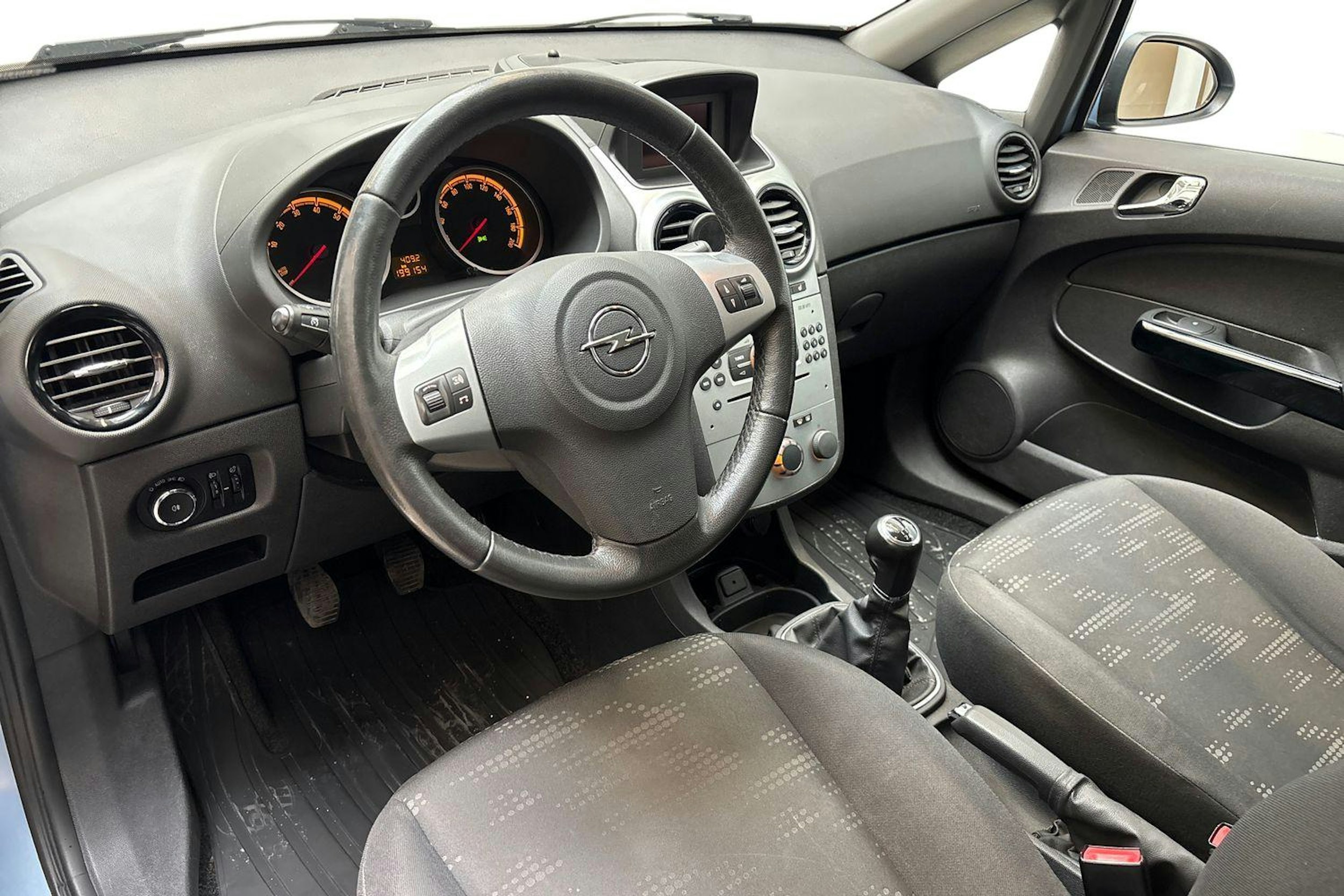 sininen Opel Corsa 2013 kuva 7.