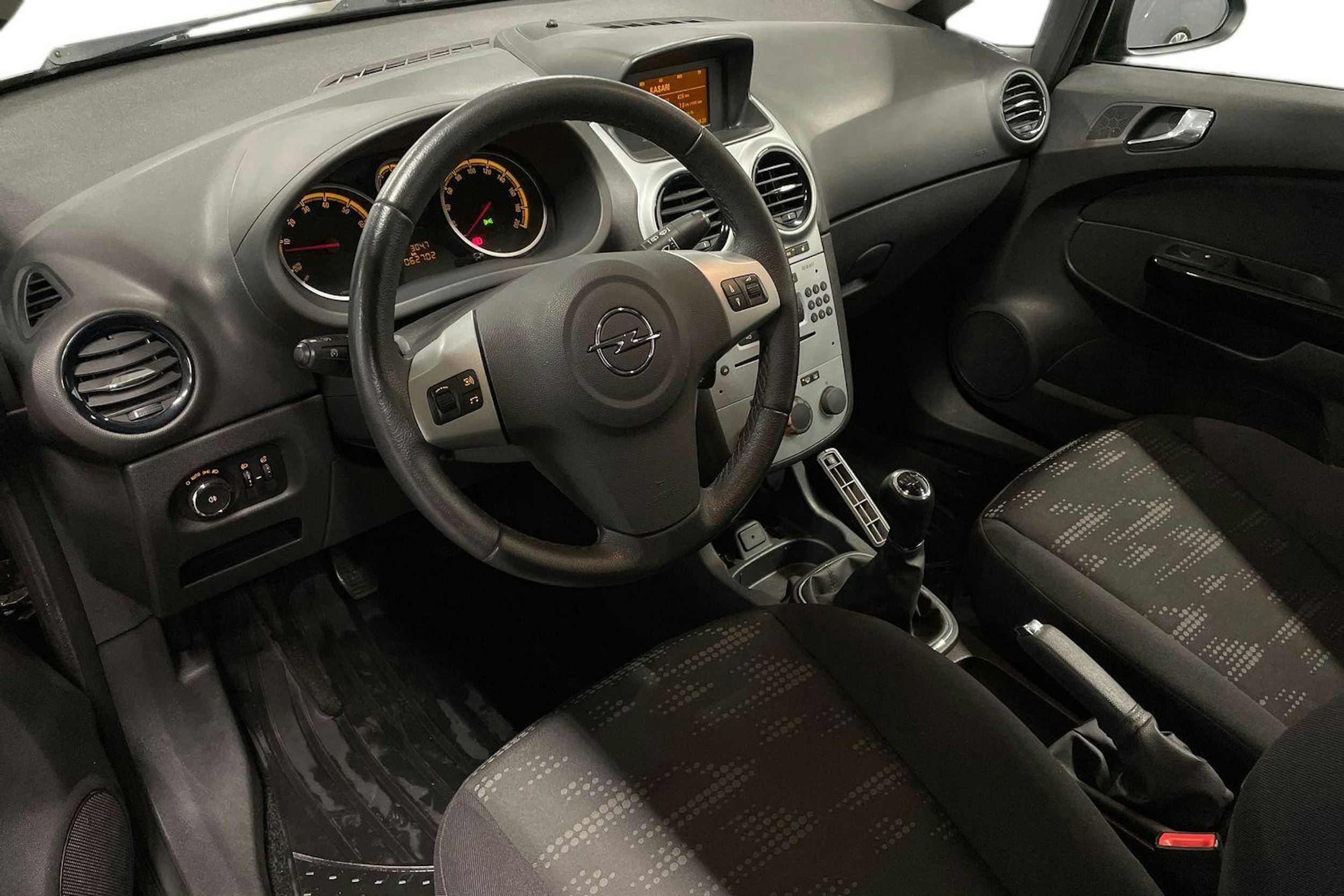 musta Opel Corsa 2013 kuva 6.