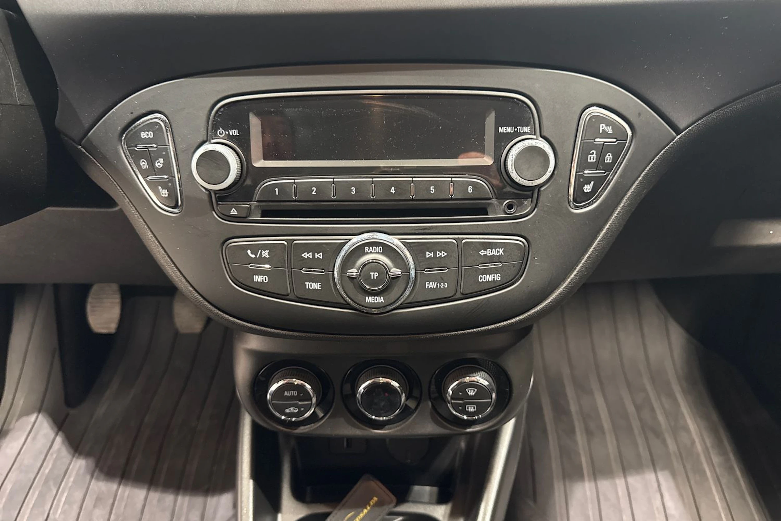 punainen Opel Corsa 2015 kuva 23.