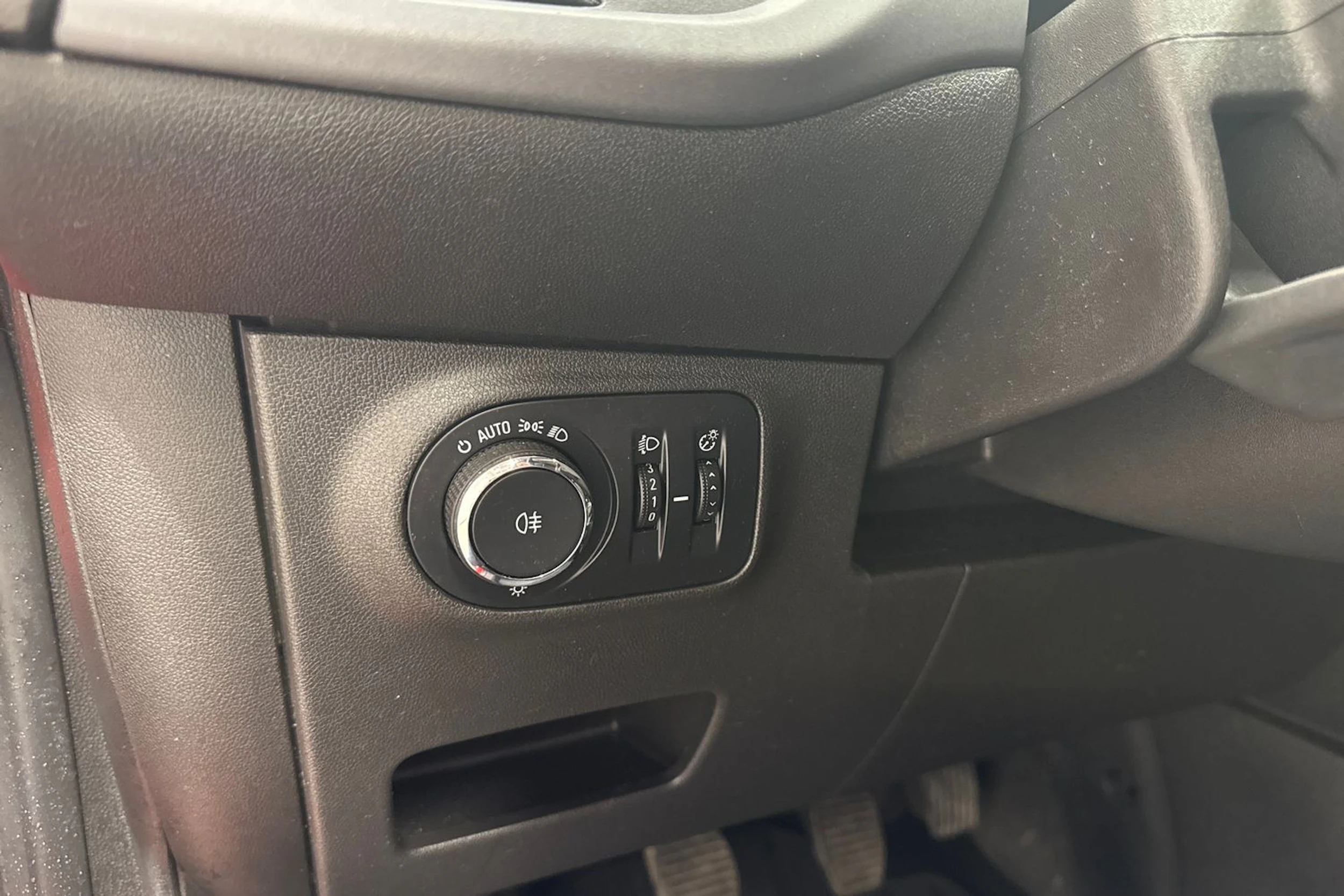 punainen Opel Corsa 2015 kuva 24.