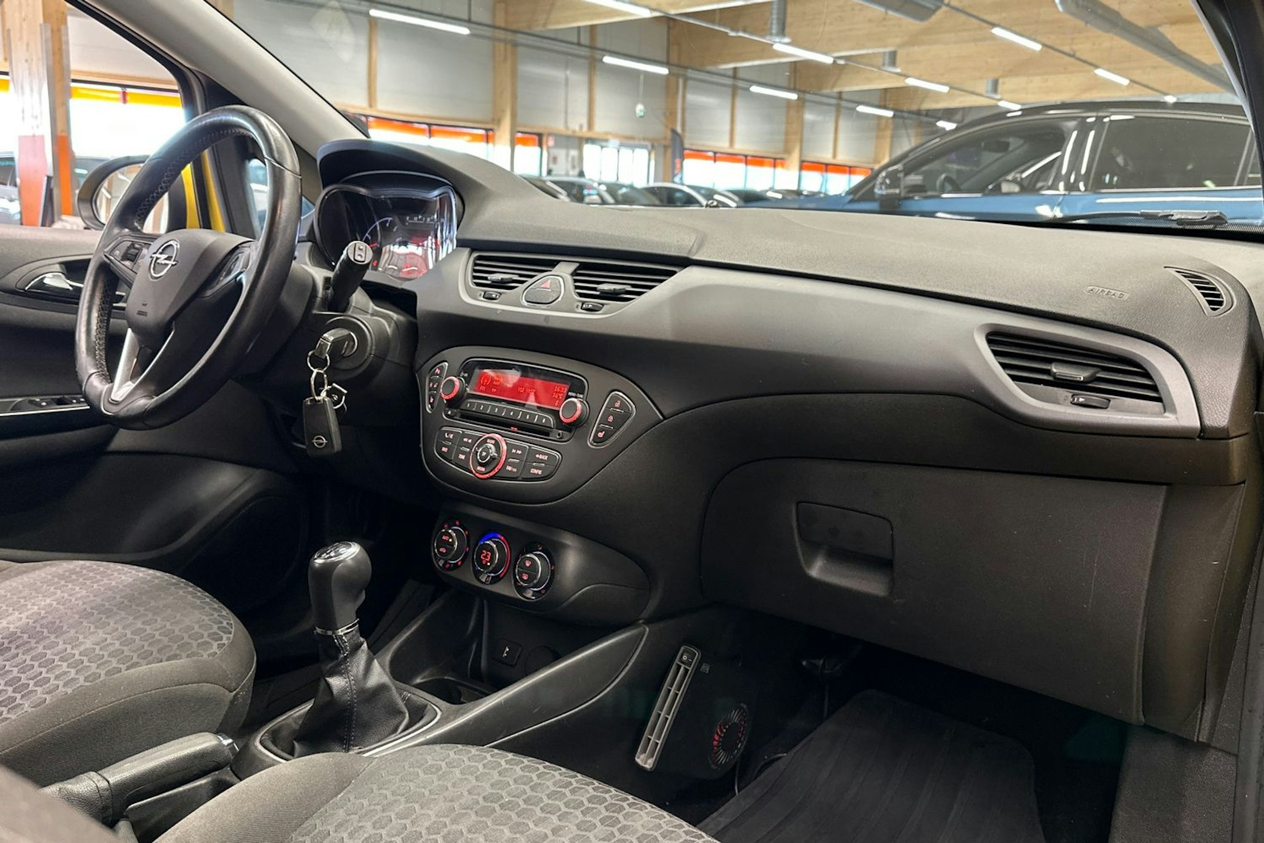 keltainen Opel Corsa 2015 kuva 11.