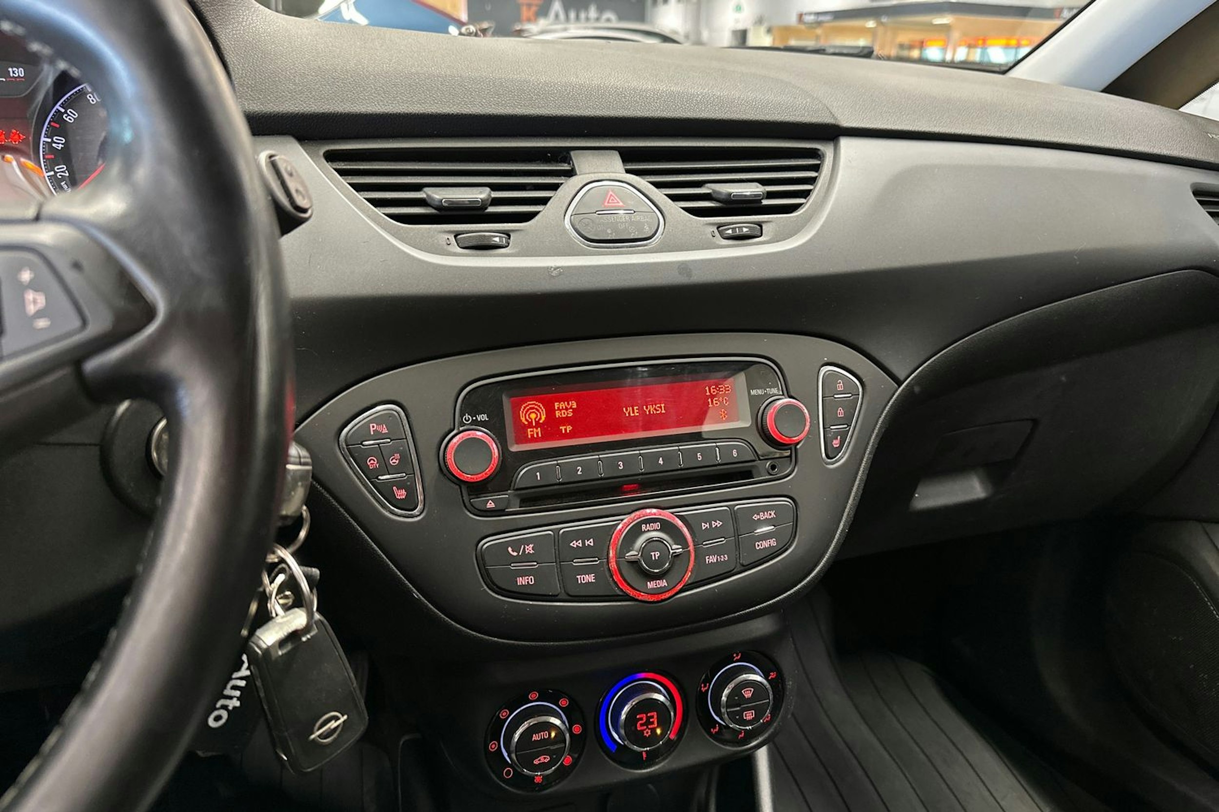 keltainen Opel Corsa 2015 kuva 15.