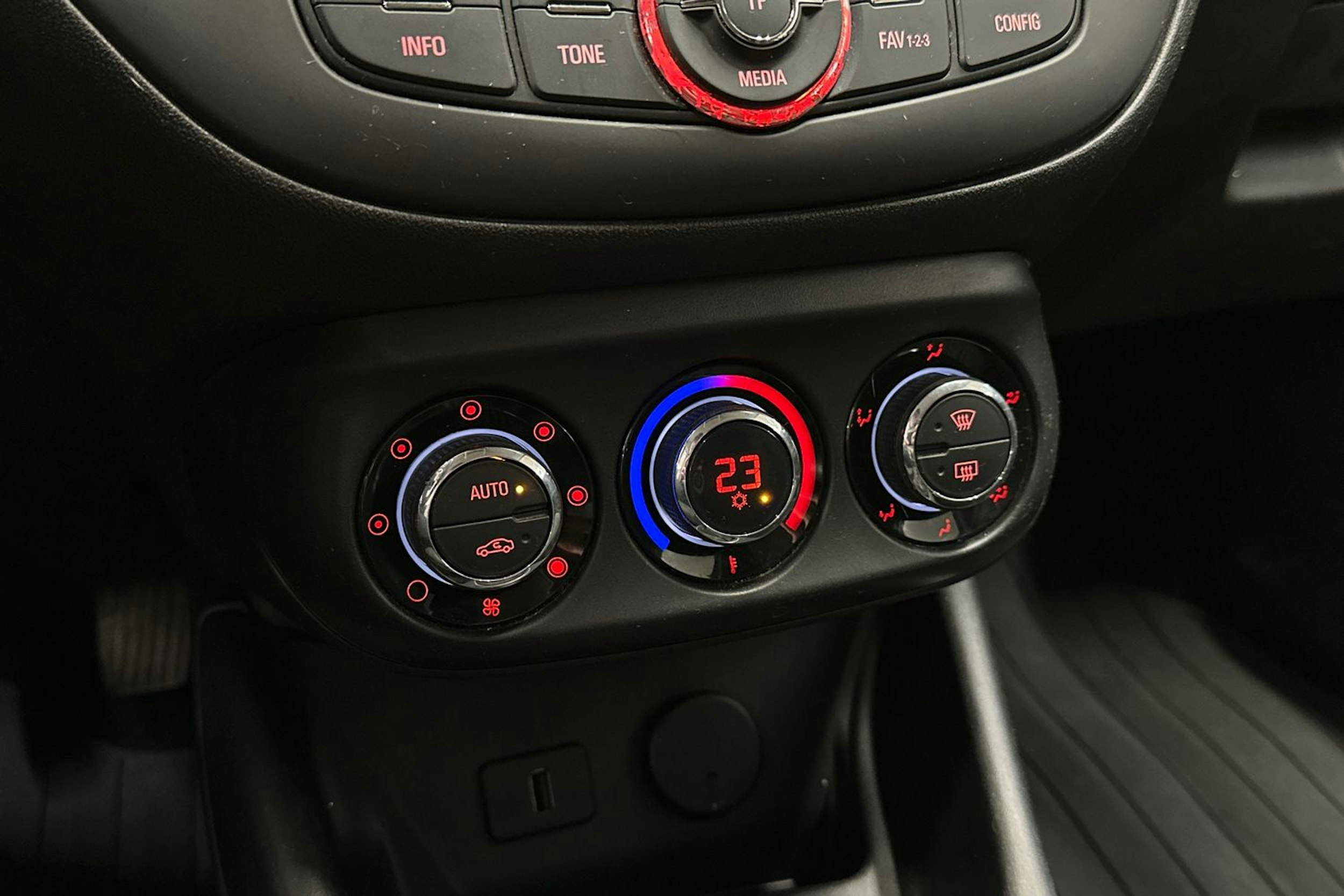 keltainen Opel Corsa 2015 kuva 17.