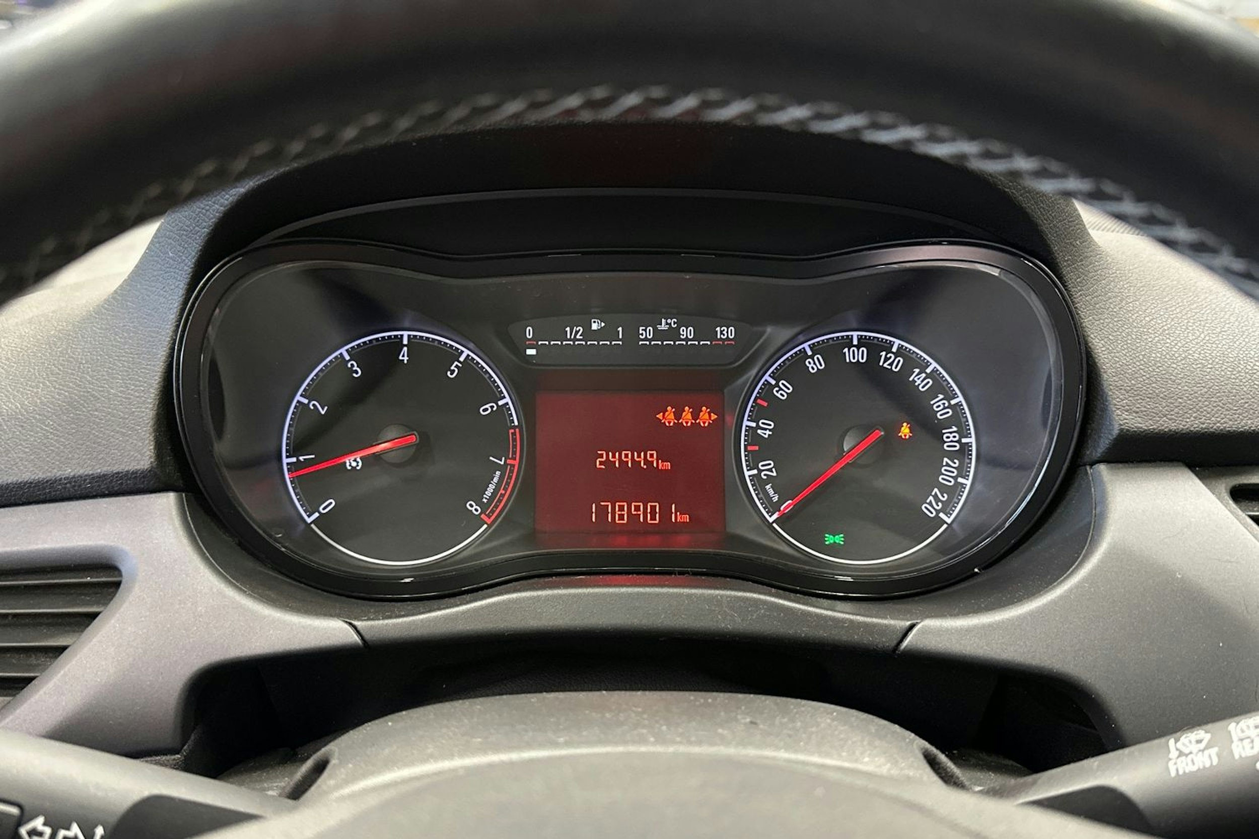 keltainen Opel Corsa 2015 kuva 18.