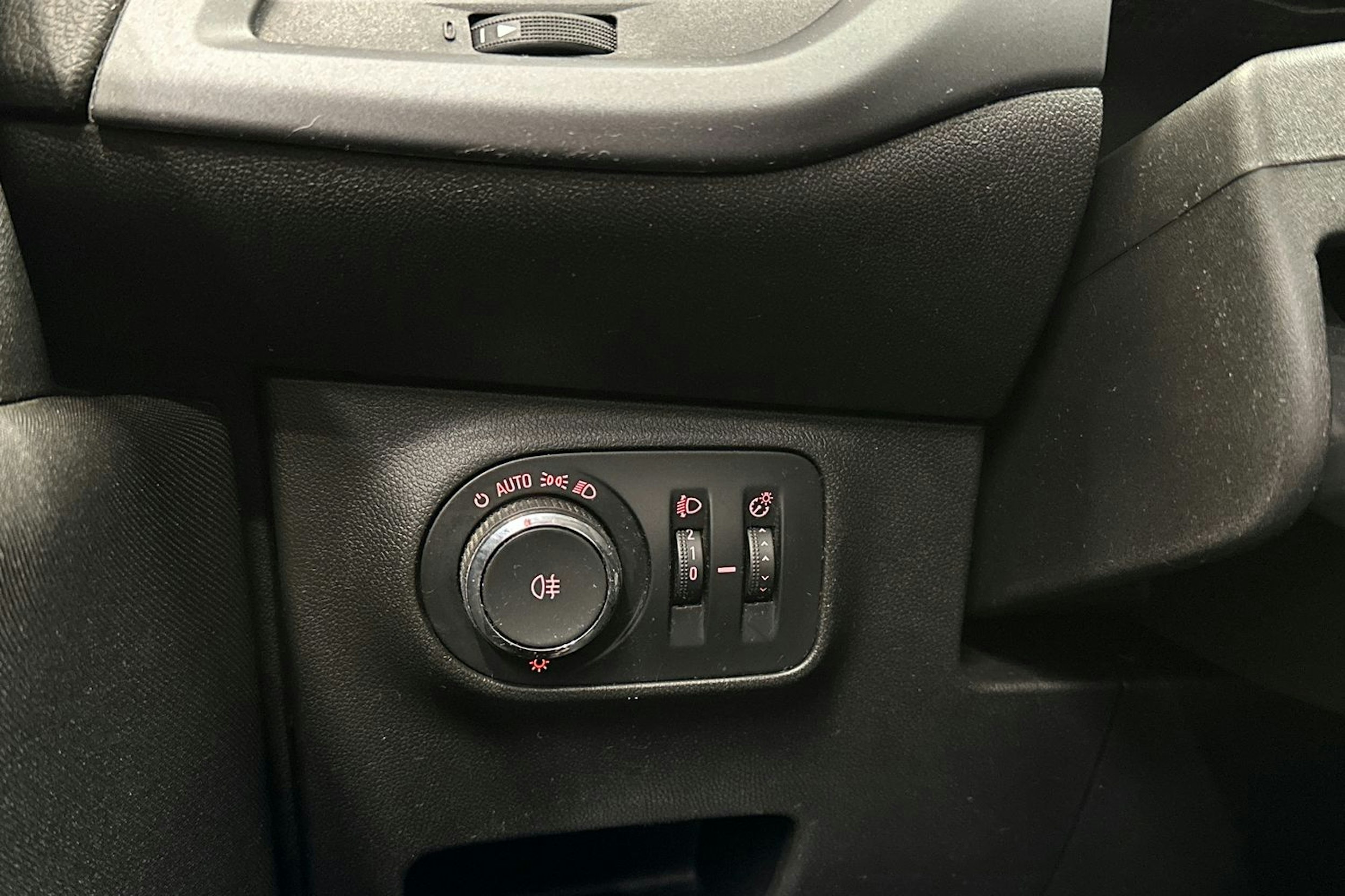 keltainen Opel Corsa 2015 kuva 21.