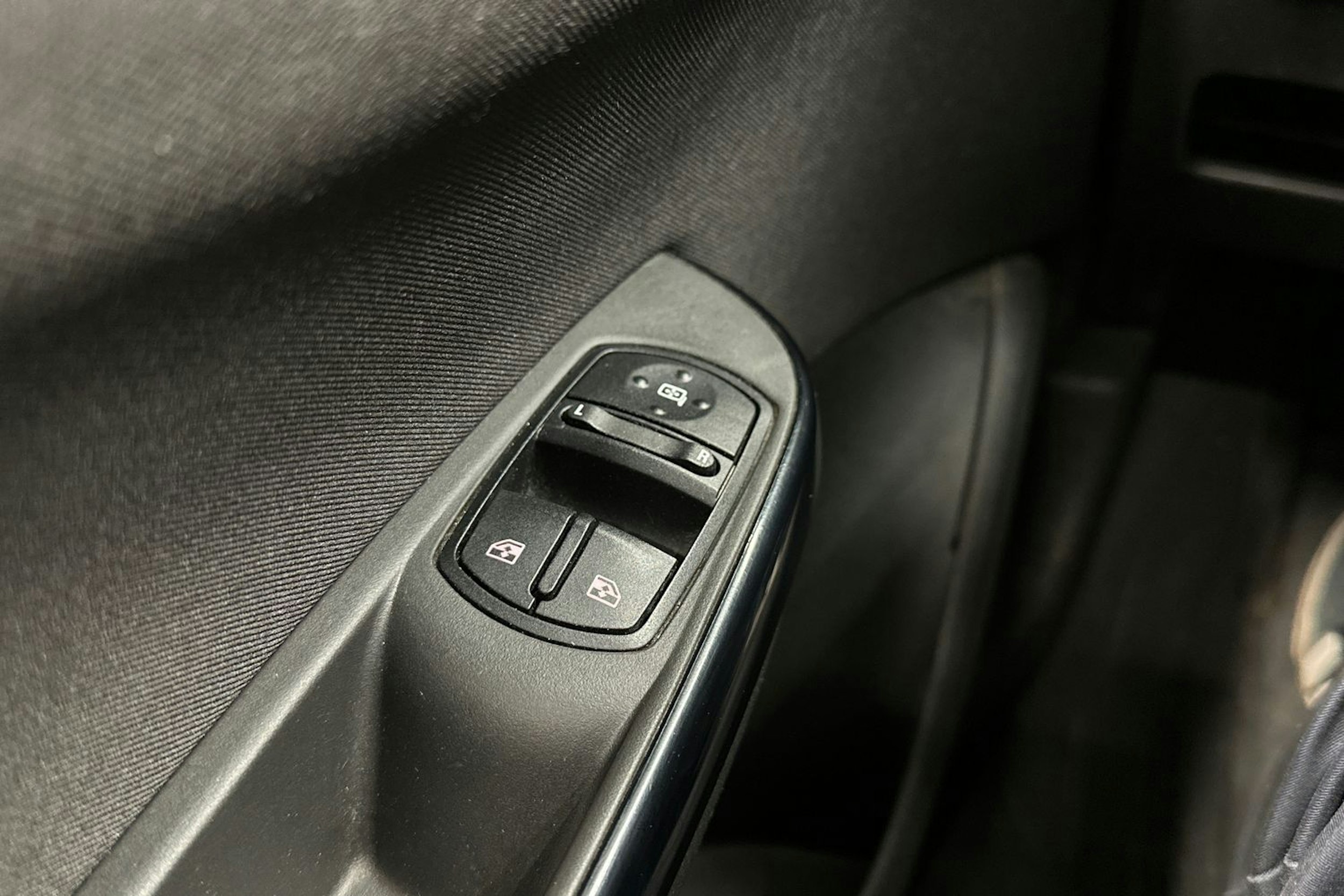 keltainen Opel Corsa 2015 kuva 22.
