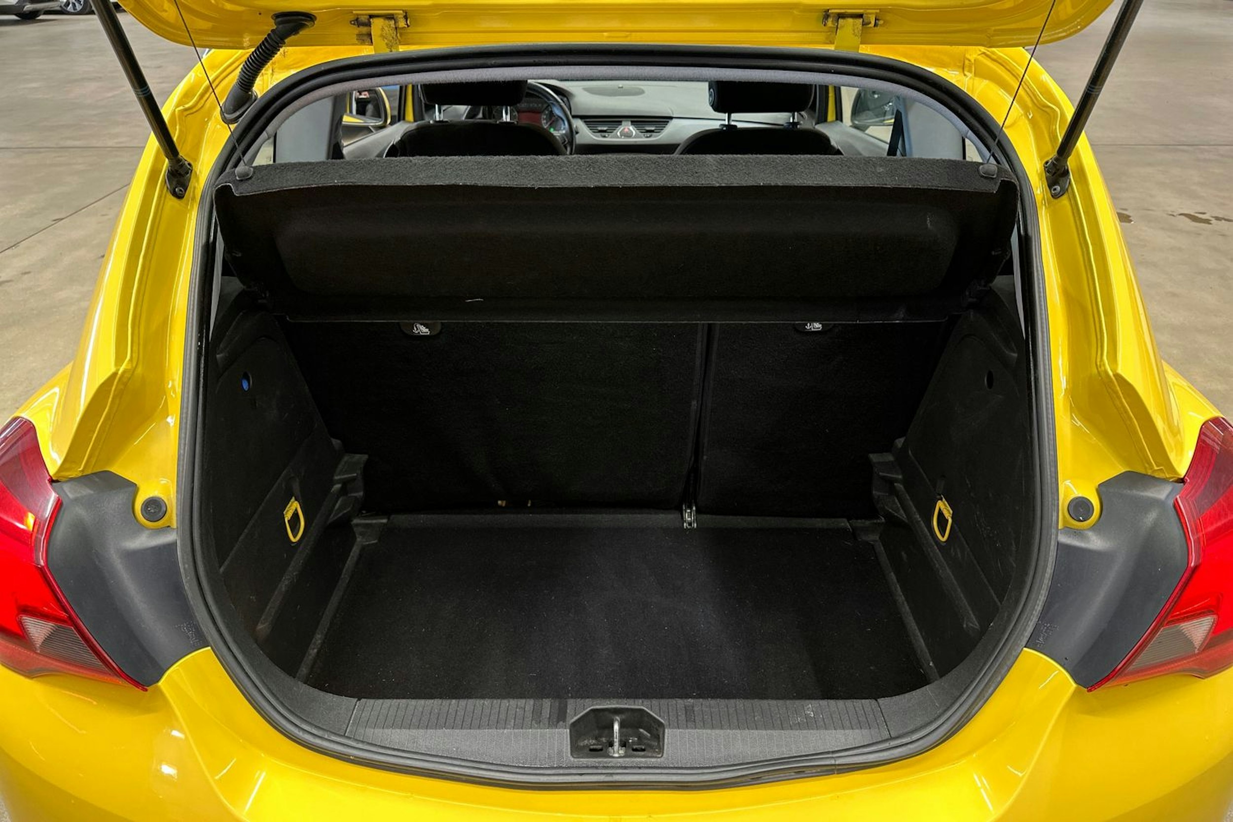 keltainen Opel Corsa 2015 kuva 23.