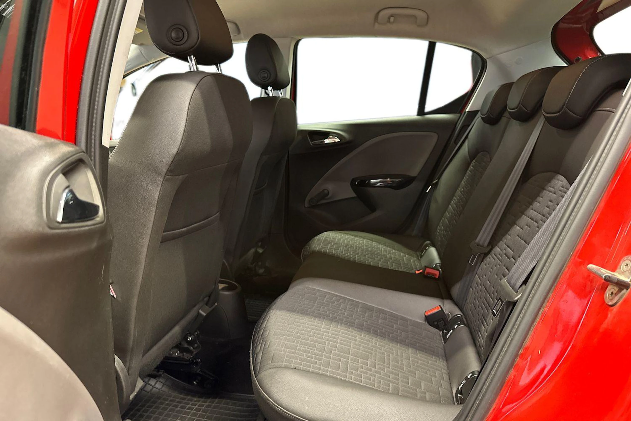 punainen Opel Corsa 2016 kuva 10.