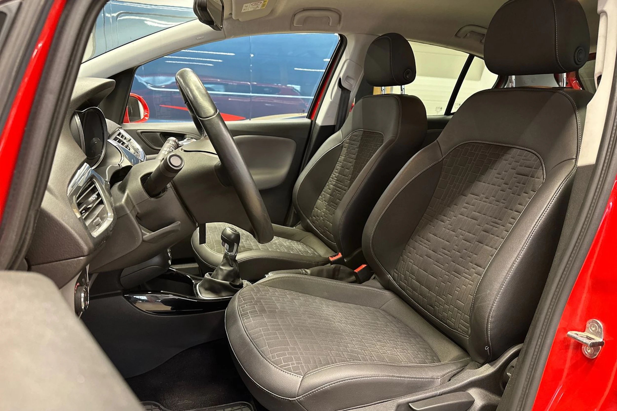 punainen Opel Corsa 2016 kuva 15.