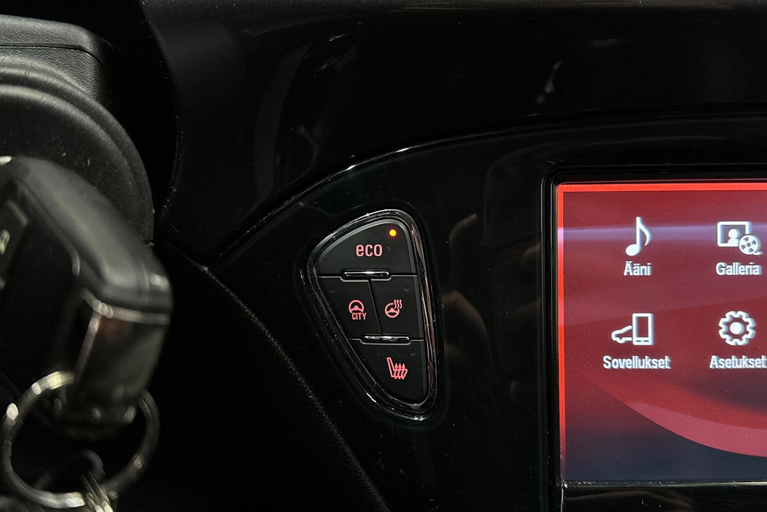 punainen Opel Corsa 2016 kuva 18.