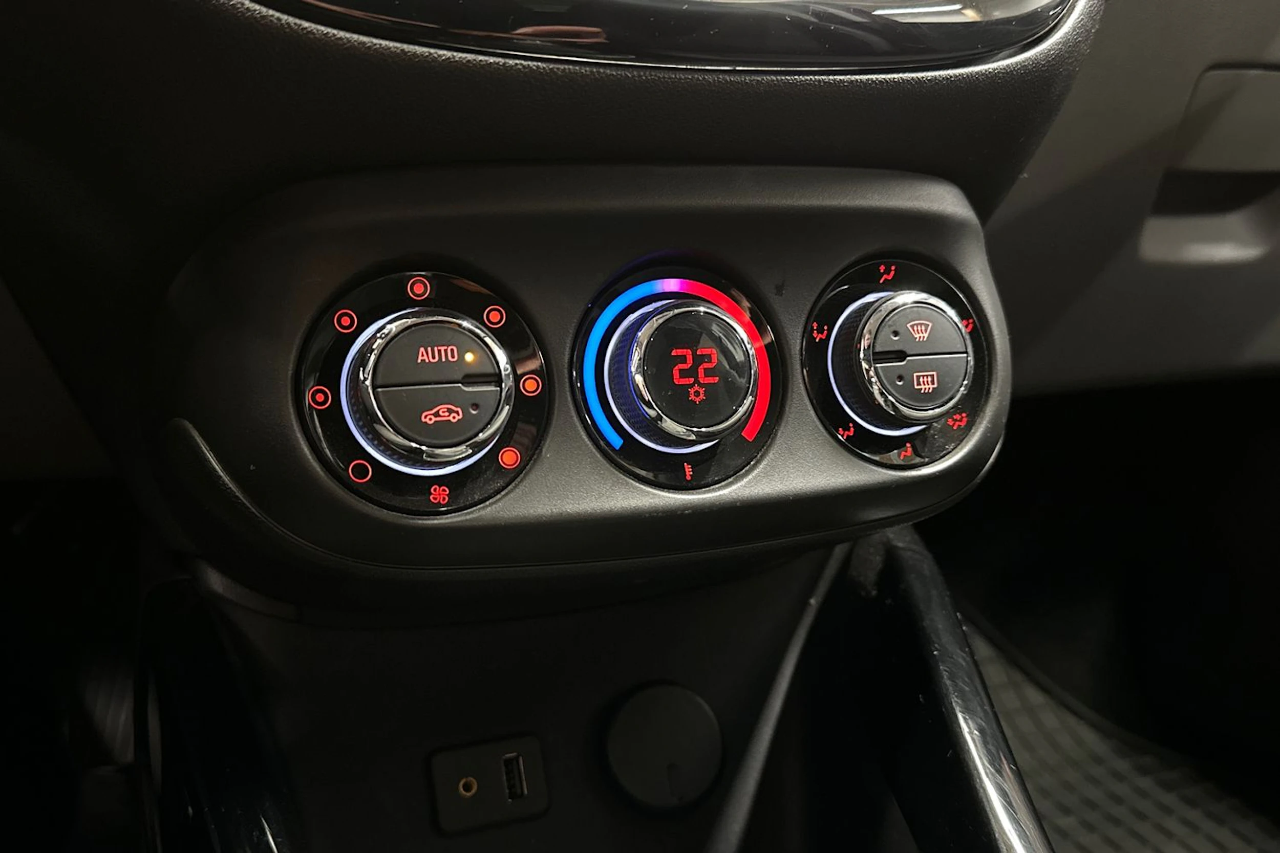 punainen Opel Corsa 2016 kuva 21.