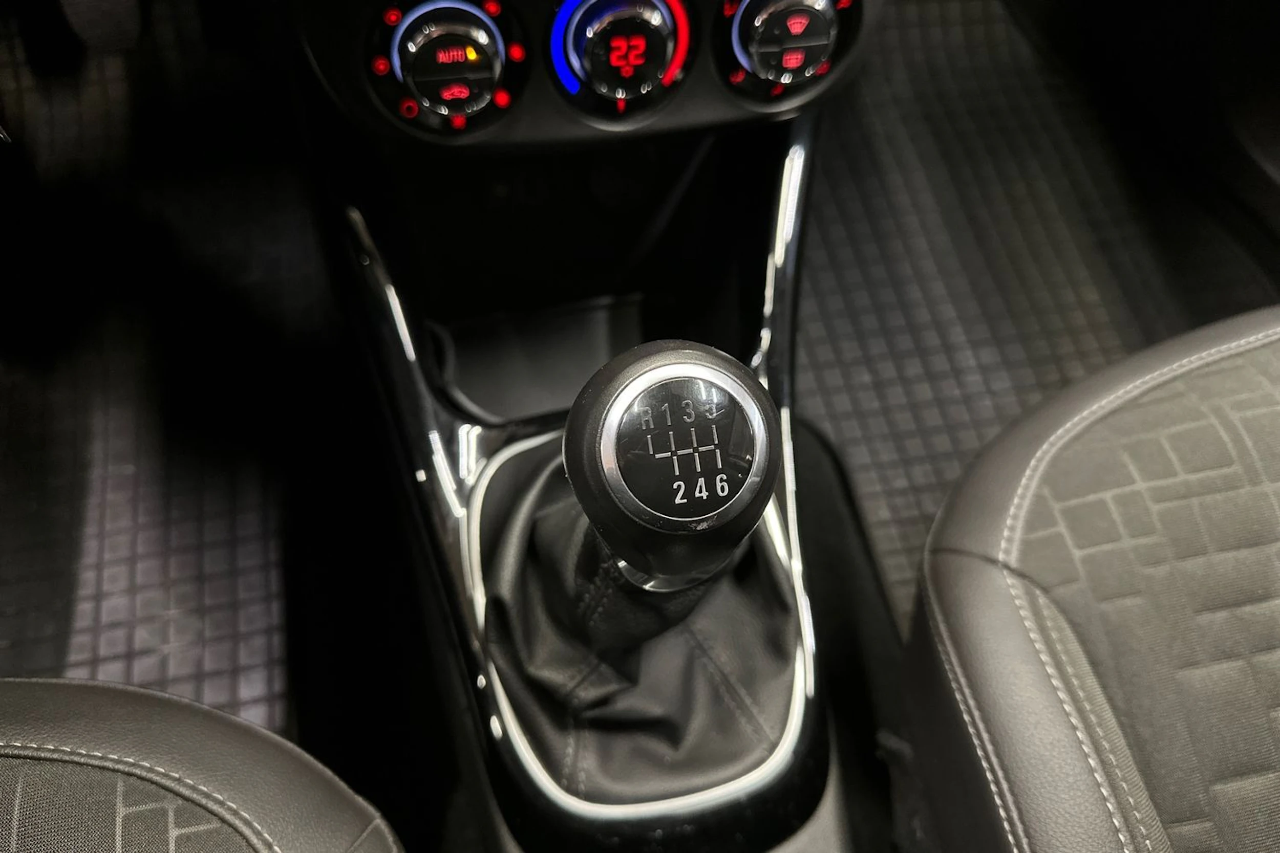 punainen Opel Corsa 2016 kuva 22.