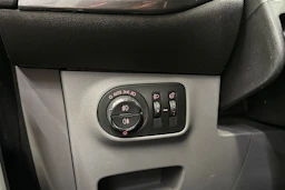 punainen Opel Corsa 2016 kuva 26.