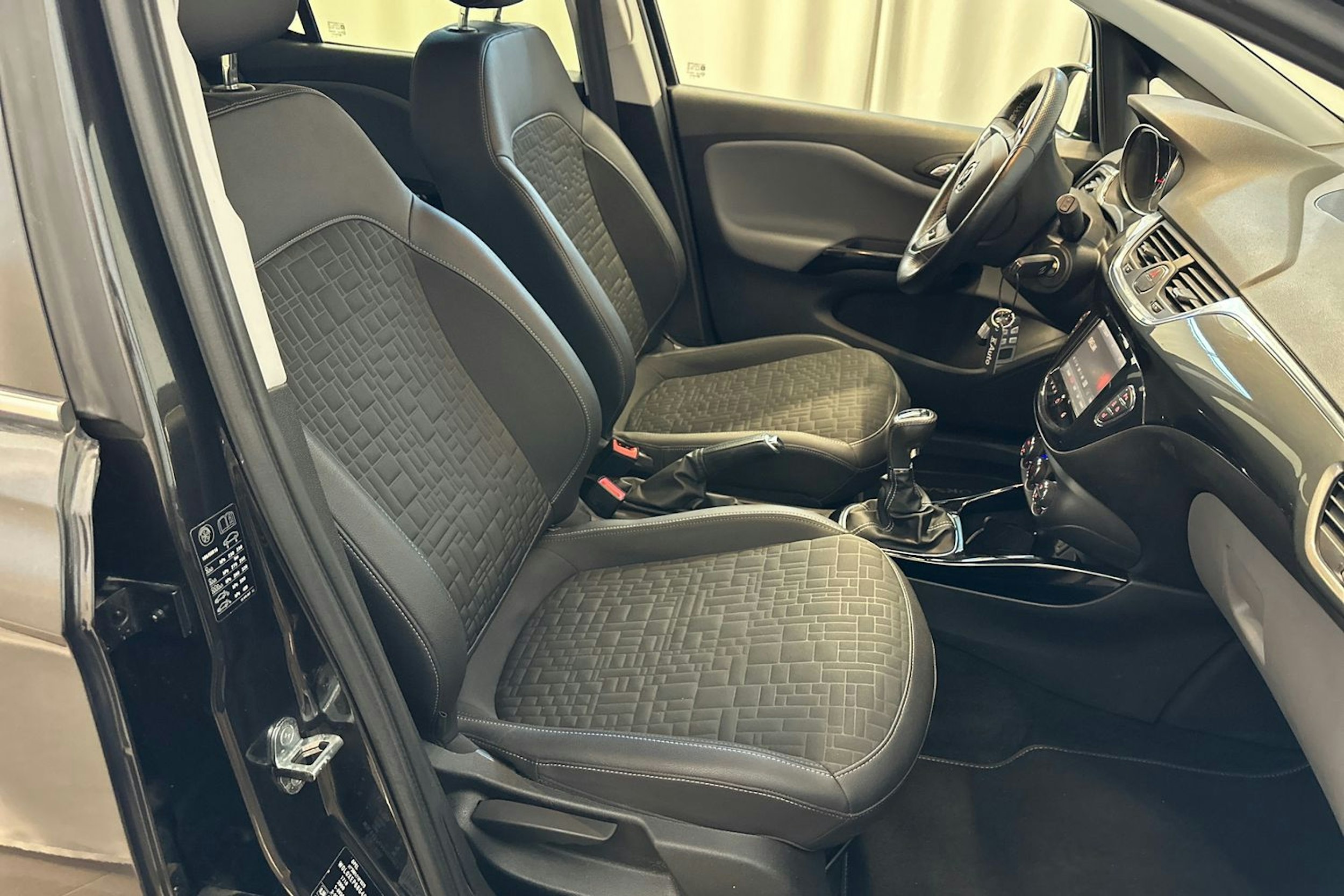 musta Opel Corsa 2016 kuva 15.