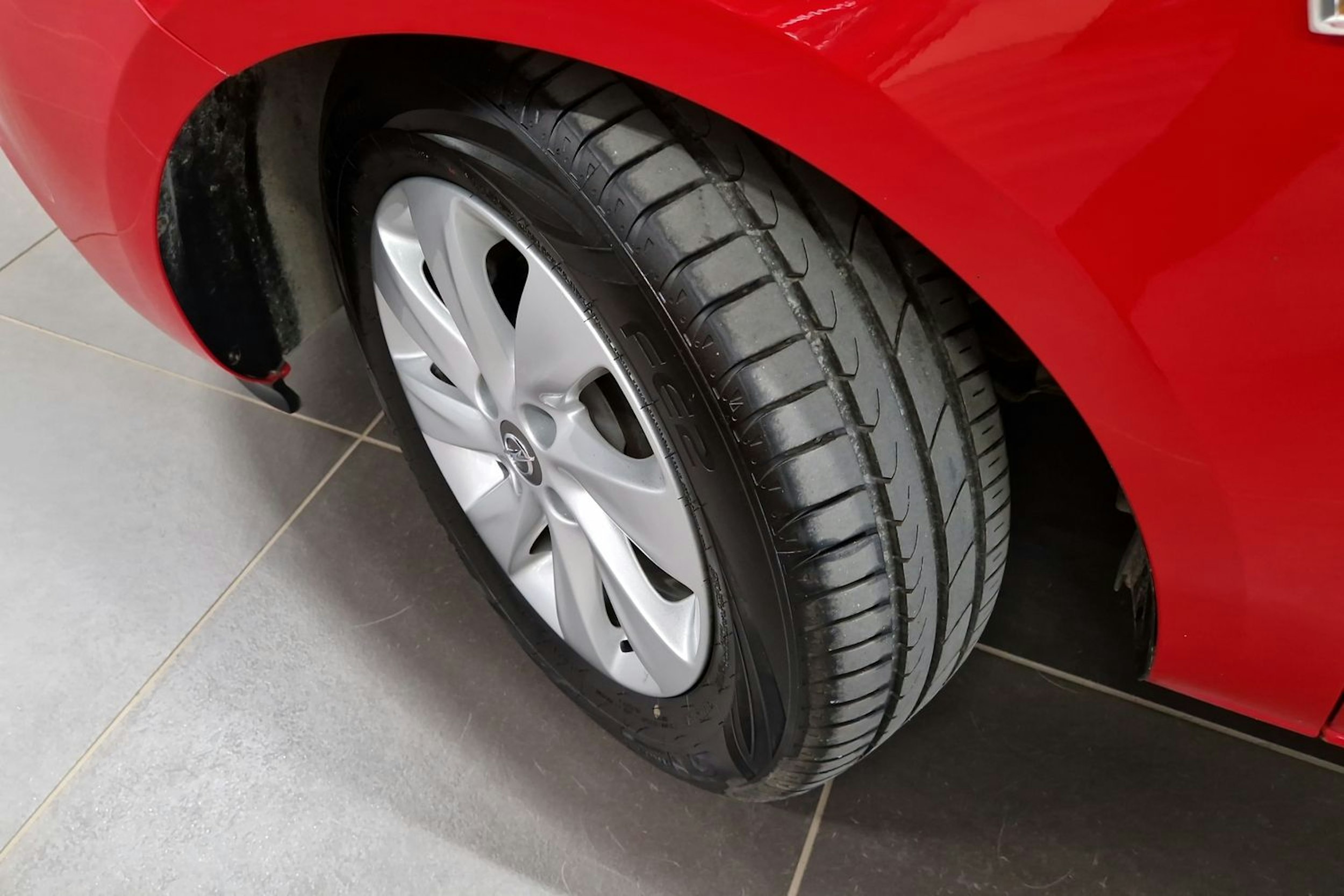 Punainen Opel CORSA 2016 kuva 13.