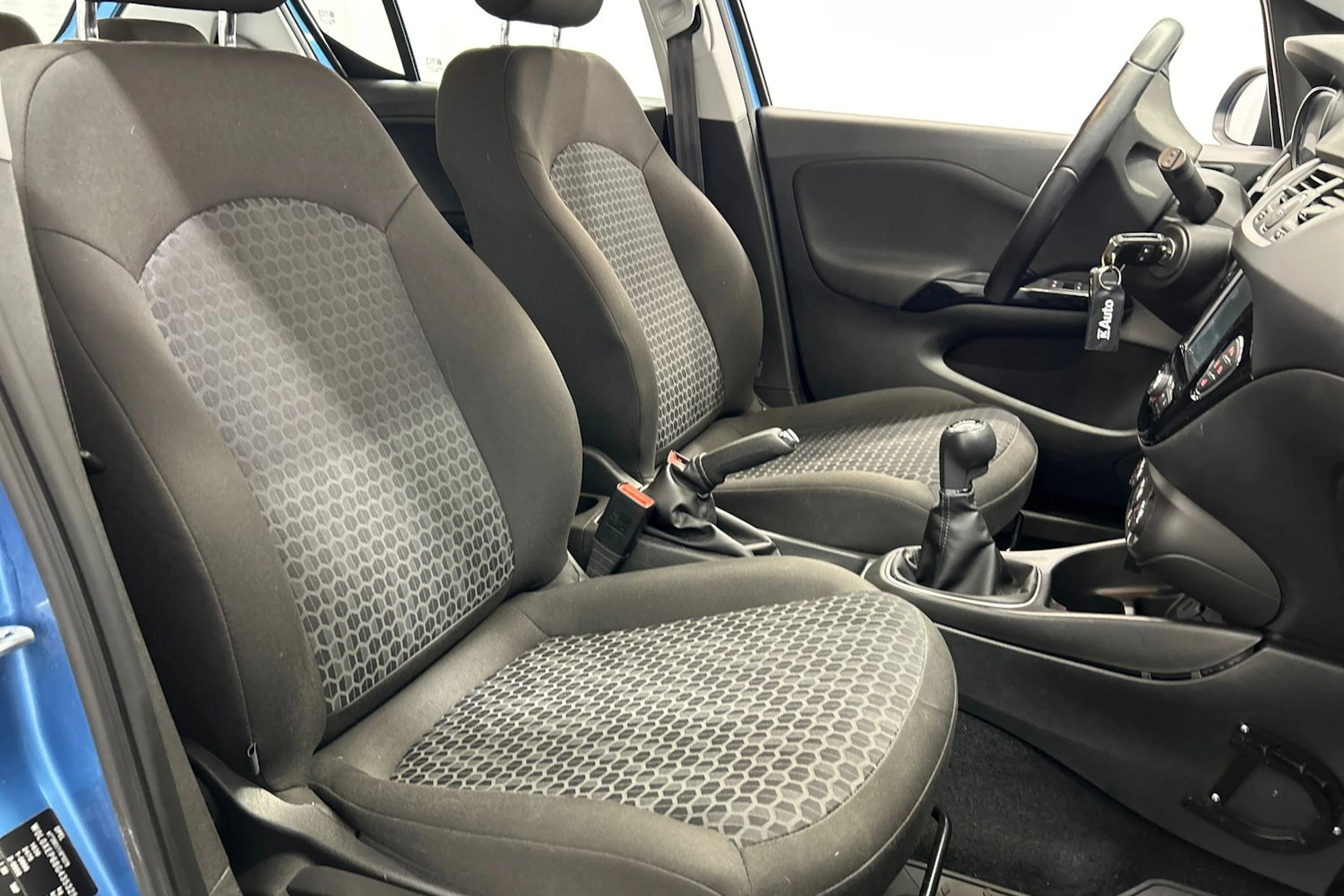 sininen Opel Corsa 2016 kuva 11.