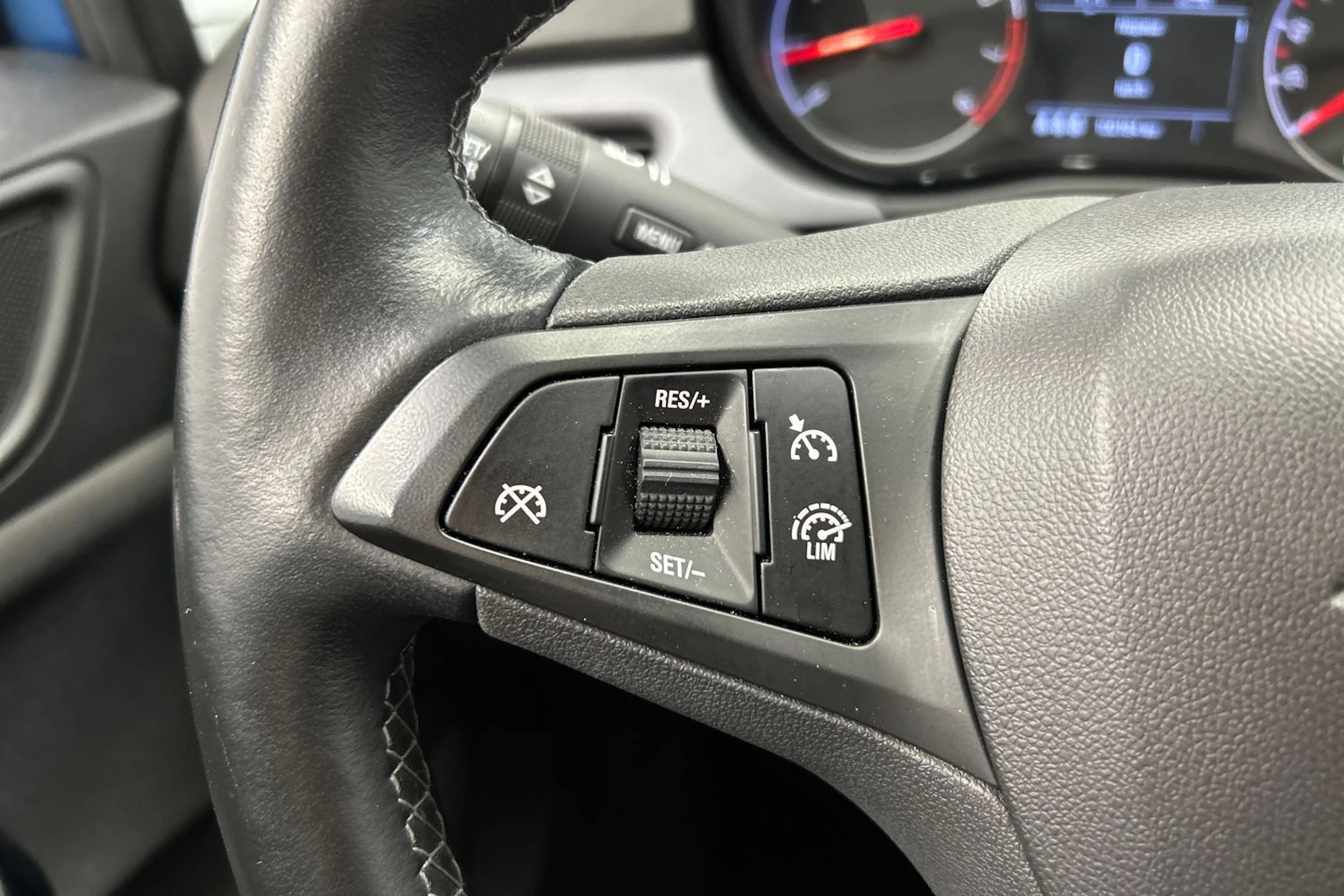 sininen Opel Corsa 2016 kuva 16.
