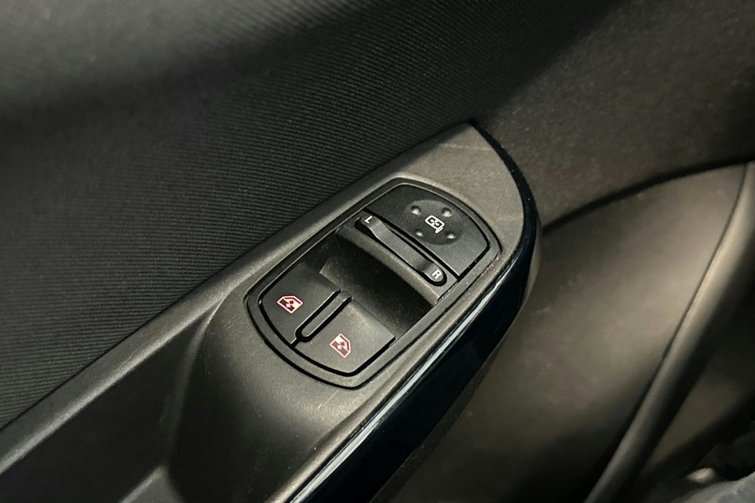 punainen Opel Corsa 2016 kuva 16.