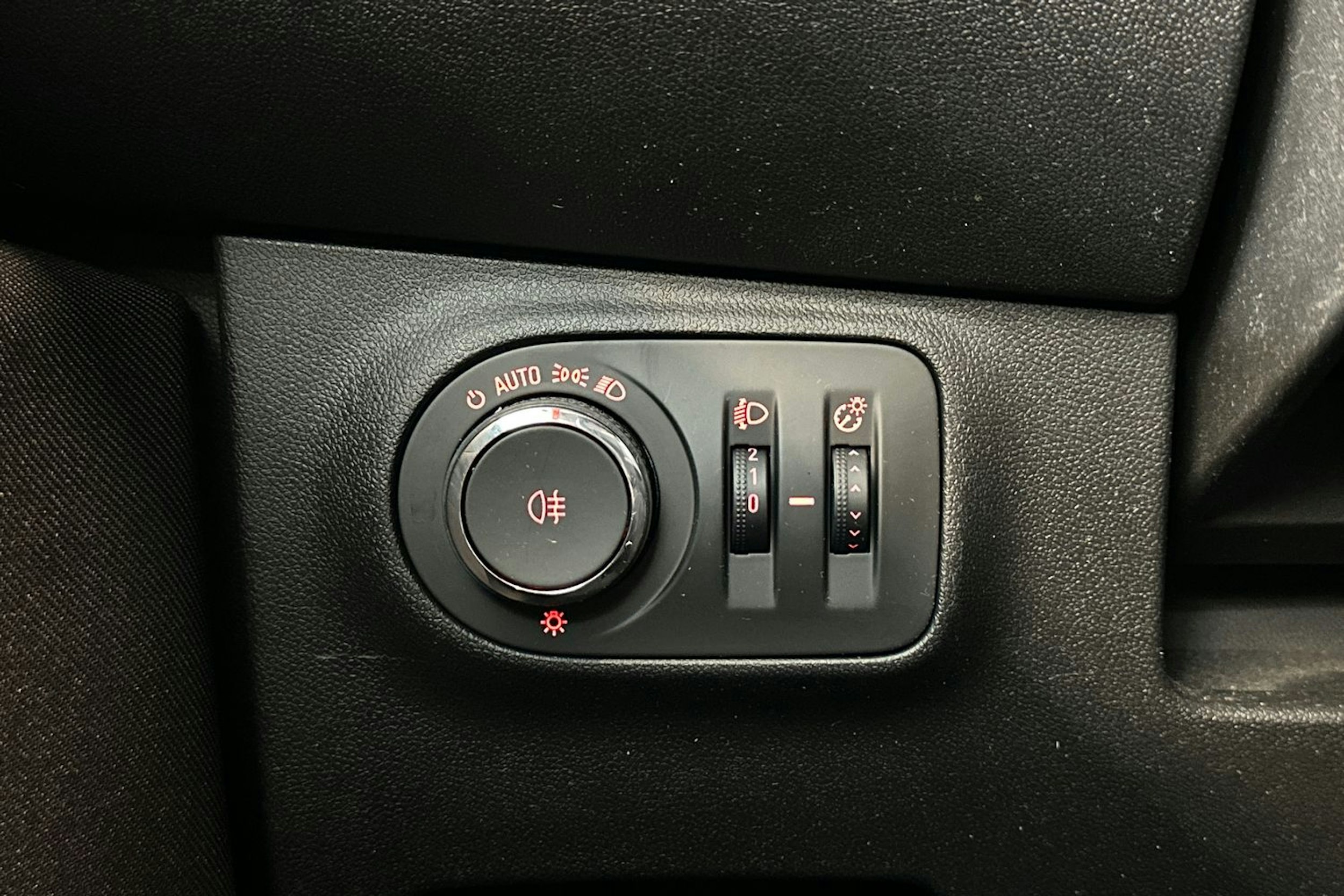 punainen Opel Corsa 2016 kuva 17.