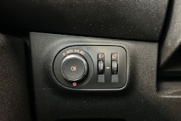 punainen Opel Corsa 2016 kuva 17.