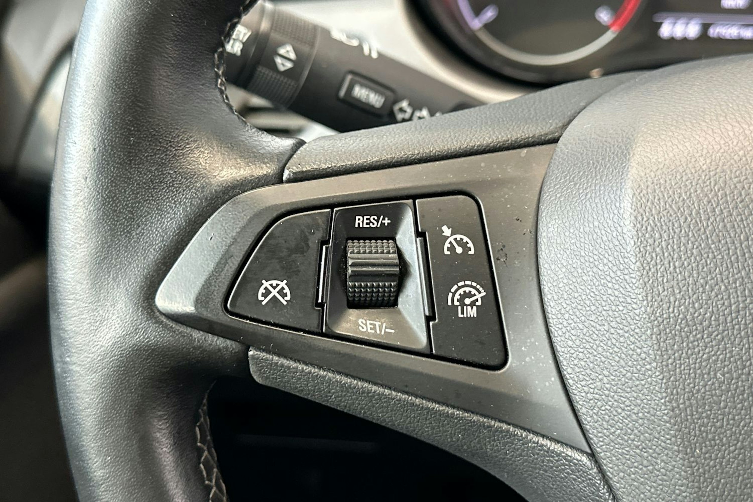 punainen Opel Corsa 2016 kuva 18.