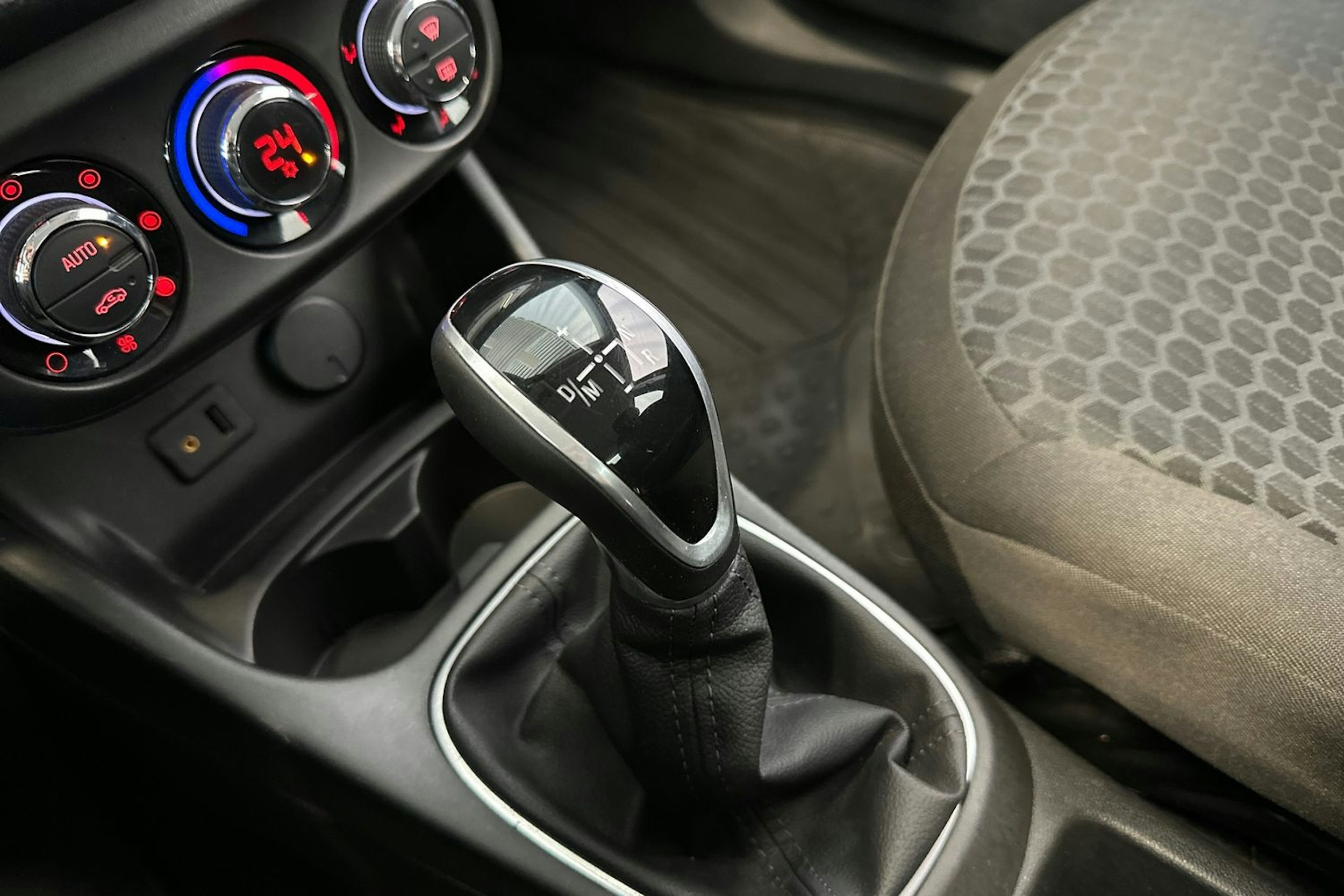 punainen Opel Corsa 2016 kuva 21.